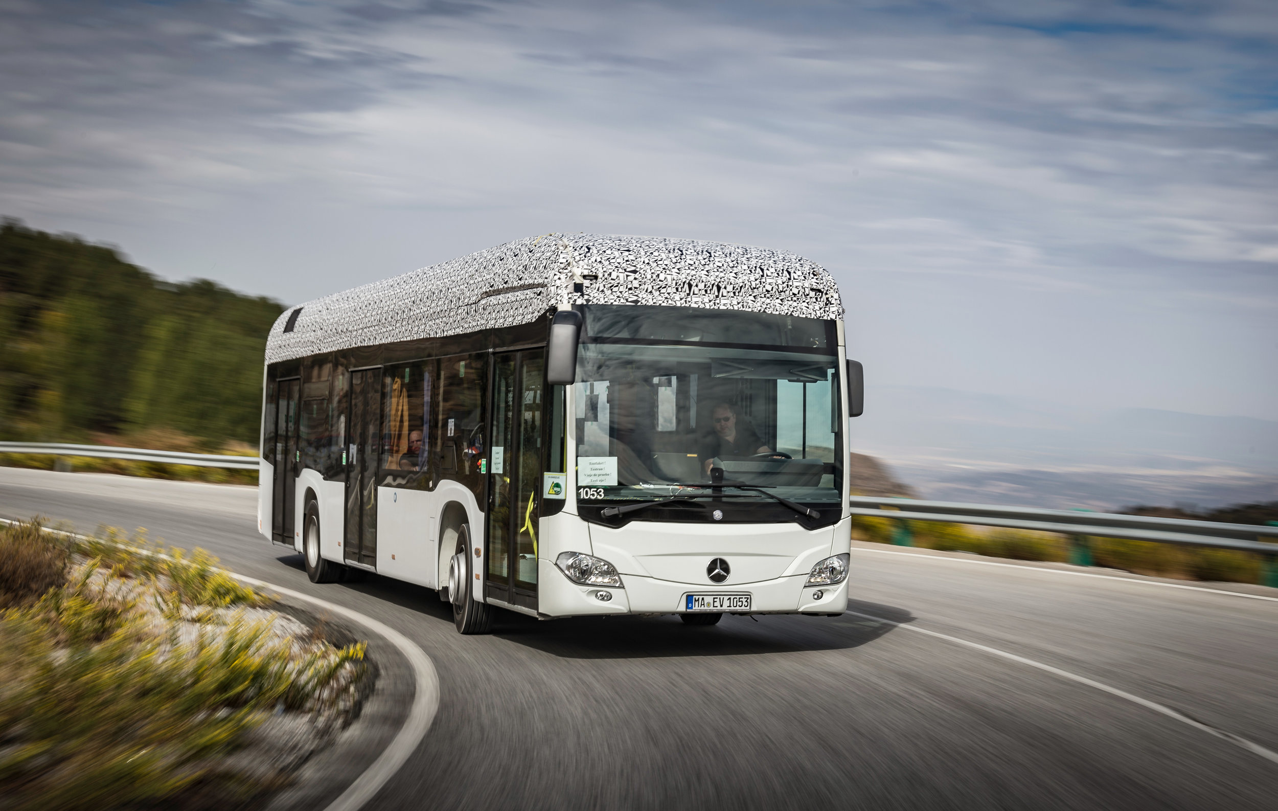 Polomaskovaný vůz Mercedes-Benz Citaro E-CELL - elektrobus od EvoBusu. (foto: EvoBus)