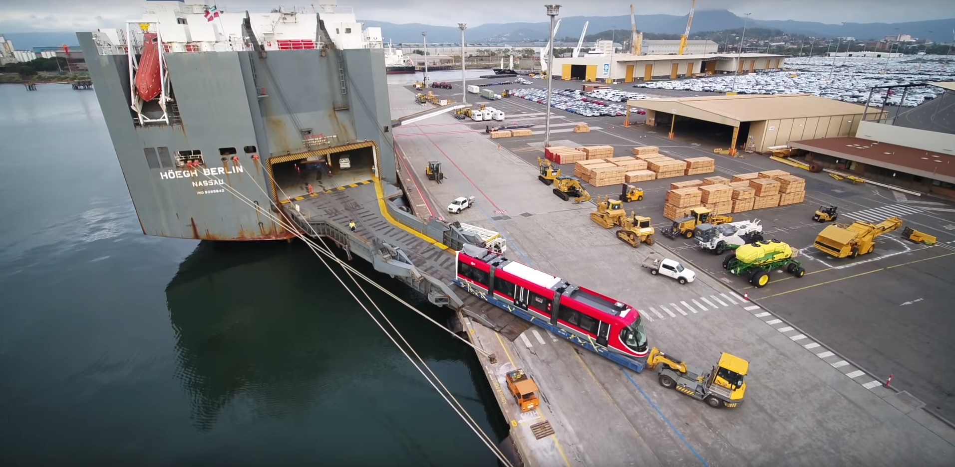 Tři články tramvaje CAF Urbos 3 vjíždějí na australskou pevninu v přístavu Port Kembla. (zdroj: Transport Camberra)