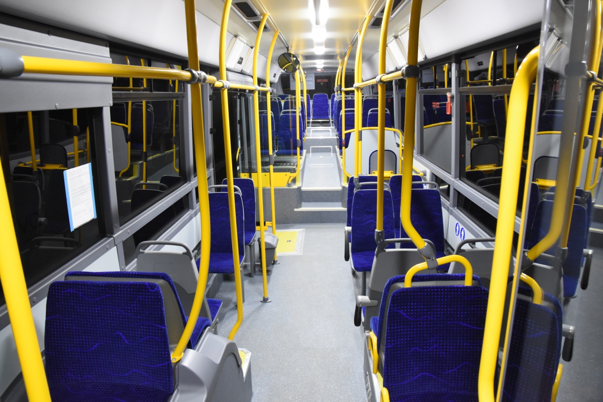 Pohled do interiéru autobusu Crossway LE CITY pro MHD v Přerově. V přední části vozu chybí obvyklé podesty a ze snímku je patrné i dodatečné prodloužení bočních oken. (foto: Miroslav Halász)