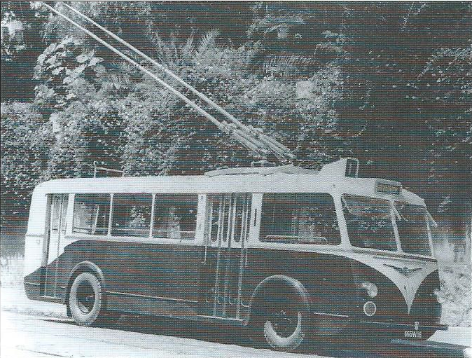 Na tomto snímku vidíme constantinský vůz typu CS 55 budoucího ev. č. 34 na zkouškách v hlavním městě Alžírska, Alžíru. (foto: VETRA)