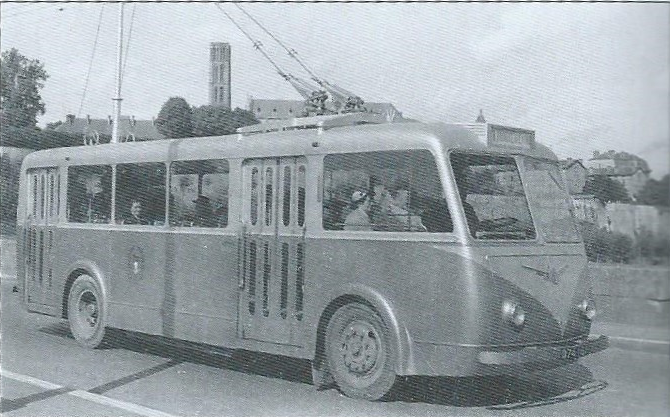 Vůz typu CB 60 v Limoges. V pozadí katedrála Saint-Étienne. (foto: CTL / archiv G. Mullera)