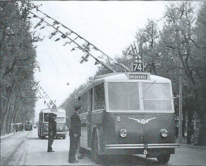 Zprovoznění linky č. 74 s vozem CB 60 ev. č. 8 na marseillské třídě Prado dne 26. dubna 1942. (foto: TRINDEL / sbírka G. Mullera)