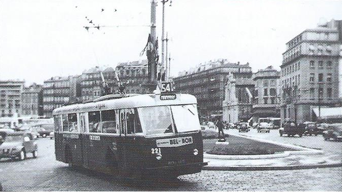 Jediný marseillský vůz typu VRB nesl ev. č. 221, zde zachycen na quai des Belges. (foto: J. Capolini)