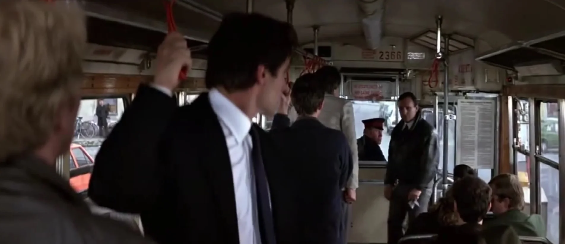 Agent tajné služby si přichází pro Karu. Zde je v interiéru vyobrazeno ev. č. 2366. (Převzato z filmu Dech života/The Living Daylights)
