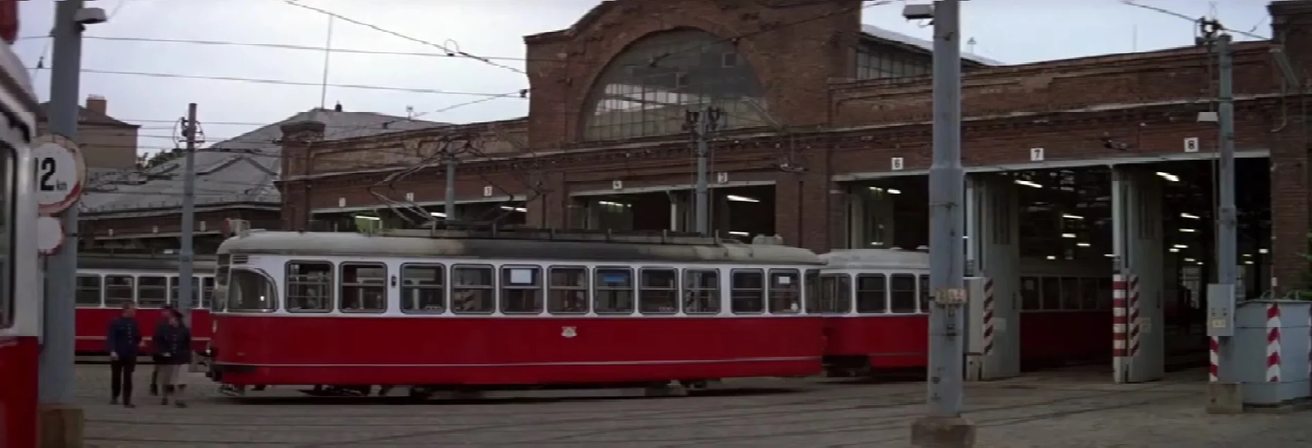 Jako konečná Karlova Ves posloužila dnes již zrušená vozovna Währing (Kreuzgasse). (Převzato z filmu Dech života/The Living Daylights)