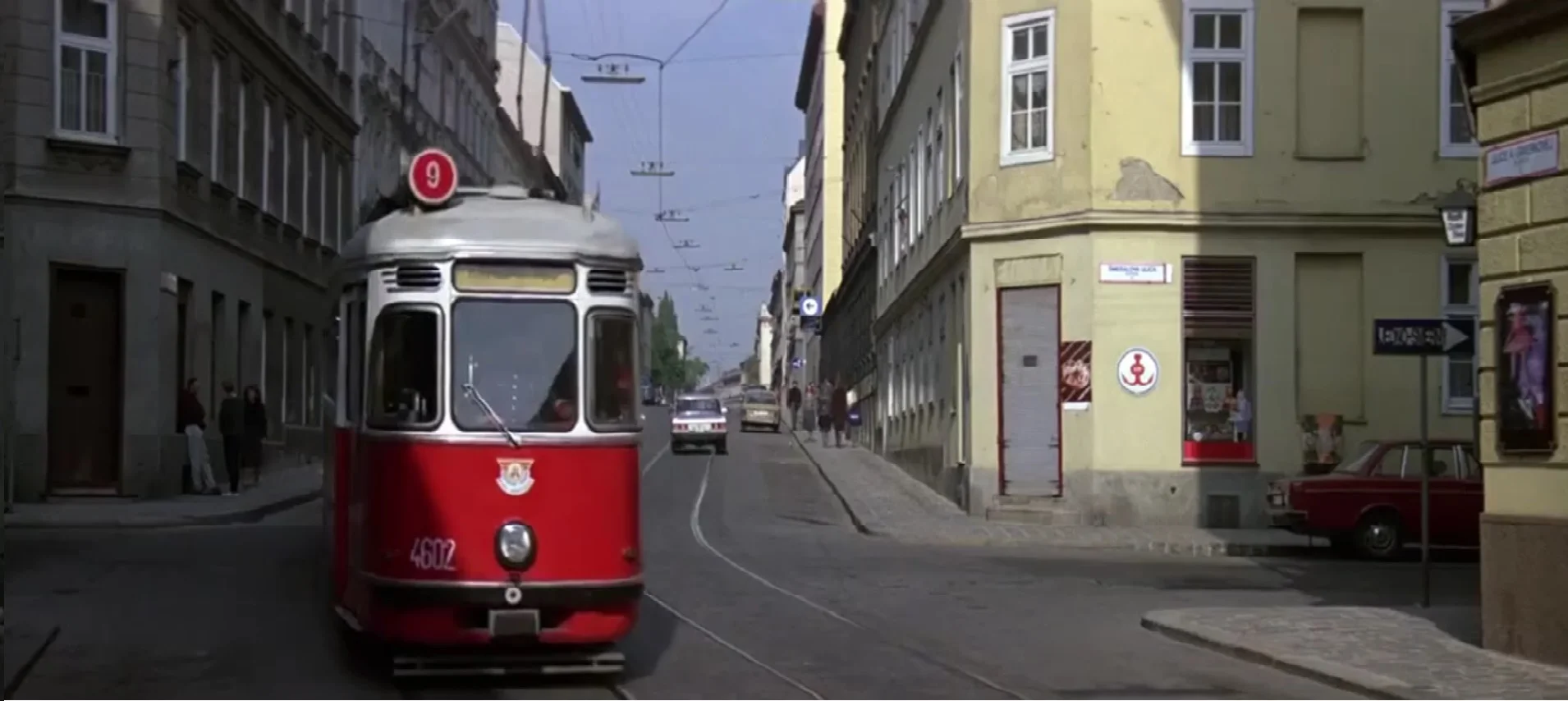 Por potřeby natáčení posloužily dvě soupravy tramvají L4 s vlečnými vozy I. Obě nesly v rámci filmu stejná evidenční čísla - 4602 a 1390. (Převzato z filmu Dech života/The Living Daylights)