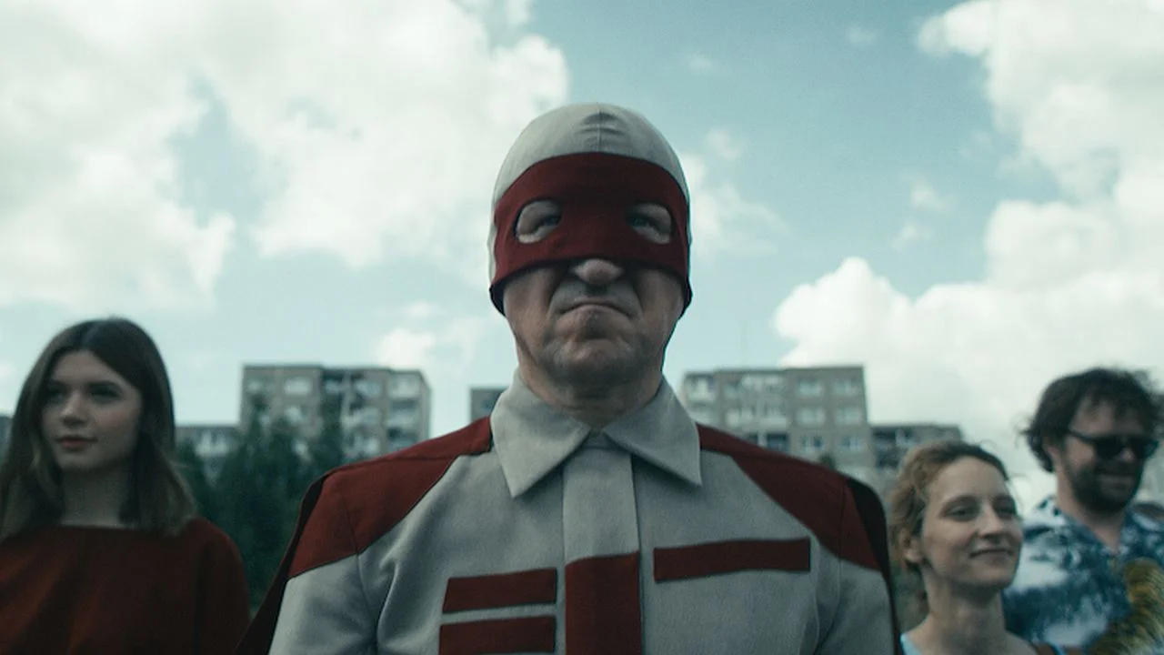 Zatímco komiksoví hrdinové jako Superman či Batman vedou své nadpřirozené zápasy s podivnými kreaturami, ve Vilniusu bojuje reálný muž s reálnou hrozbou, a to odstraněním trolejbusů z ulic jeho města! (foto: The Trolleybus Man )
