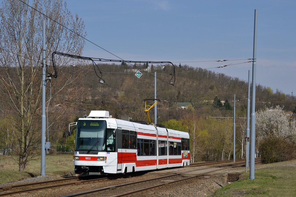 V dubnu 2011 zachytil fotograf vůz RT6N1 ev. č. 1802 v Brně-Bystrci na lince č. 3. (foto: Ing. Jiří Černý)