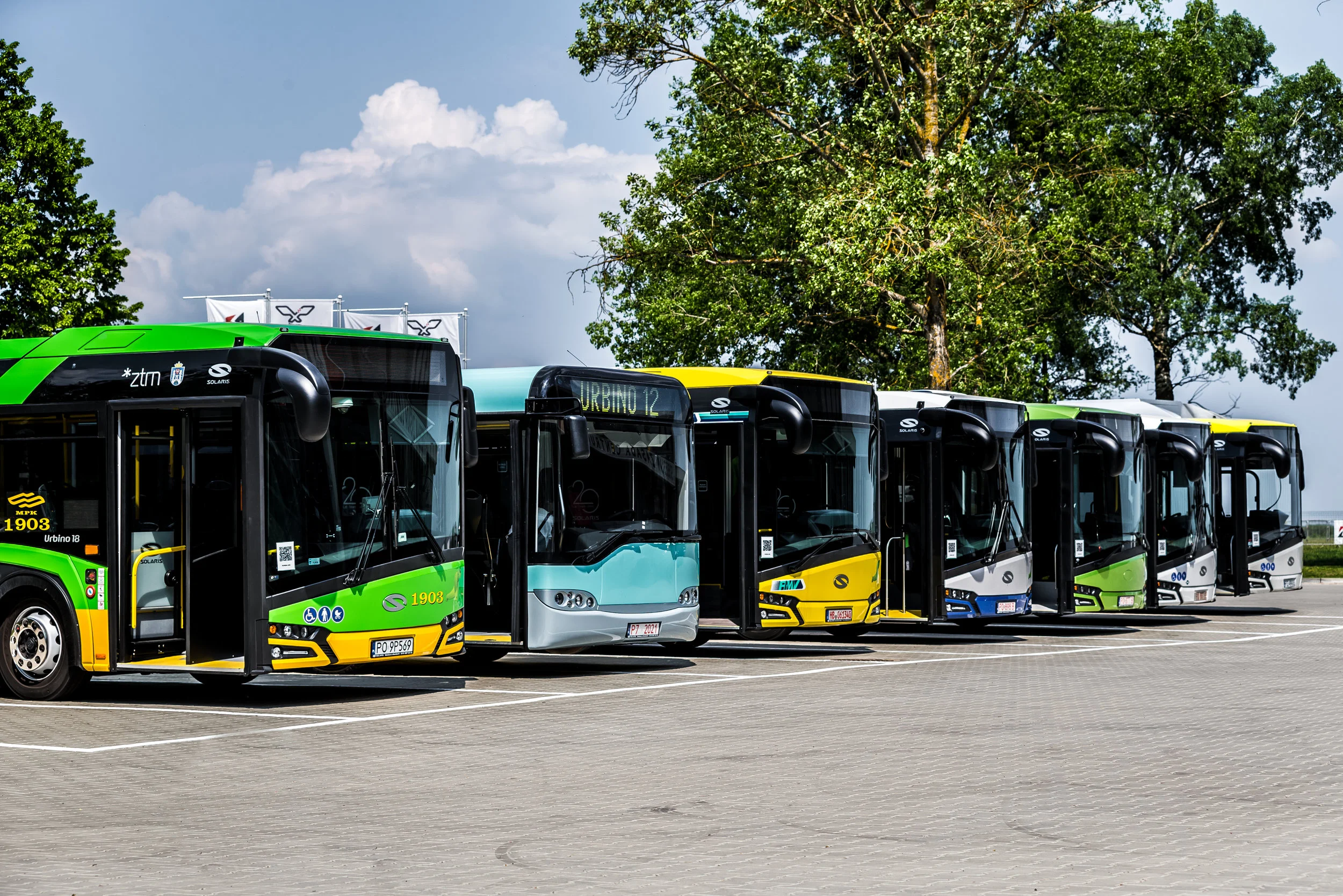 Autobusy Solaris New Urbino ve společnosti historického vozu Soalris Urbino. Jedná se o jeden z prvních vyrobených vozů. Solarisu. (foto: Solaris Bus & Coach)