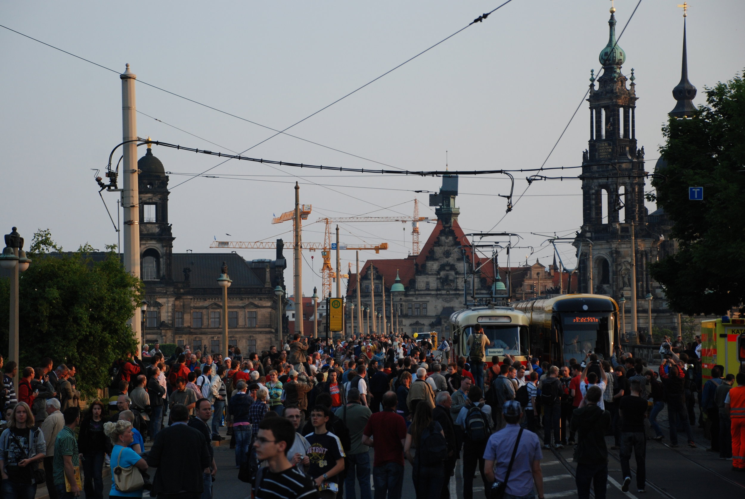 Ještě jeden pohled na podvečerní zástup lidí na Augustusbrücke v Drážďanech. (foto: Libor Hinčica)