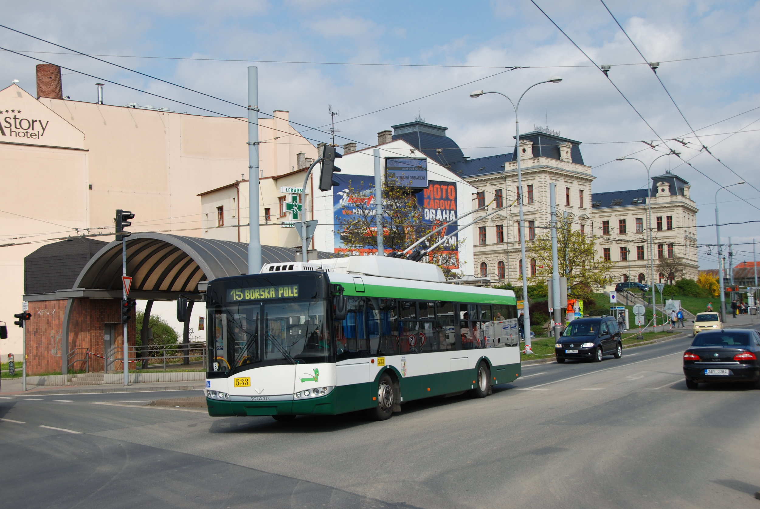Trolejbus Škoda 26 Tr v Plzni míří na lince číslo 15 směřující v dubnu 2017 na Borská Pole. (foto: Libor Hinčica)