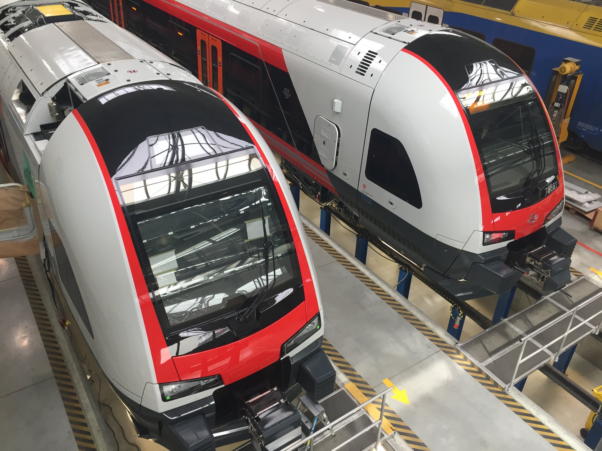 Kromě tramvají vyrábí závod Stadleru v Polsku jednotky Flirt pro několik zahraničních zákazníků. Zde vidíme vlaky pro Norsko. (foto: Libor Hinčica)