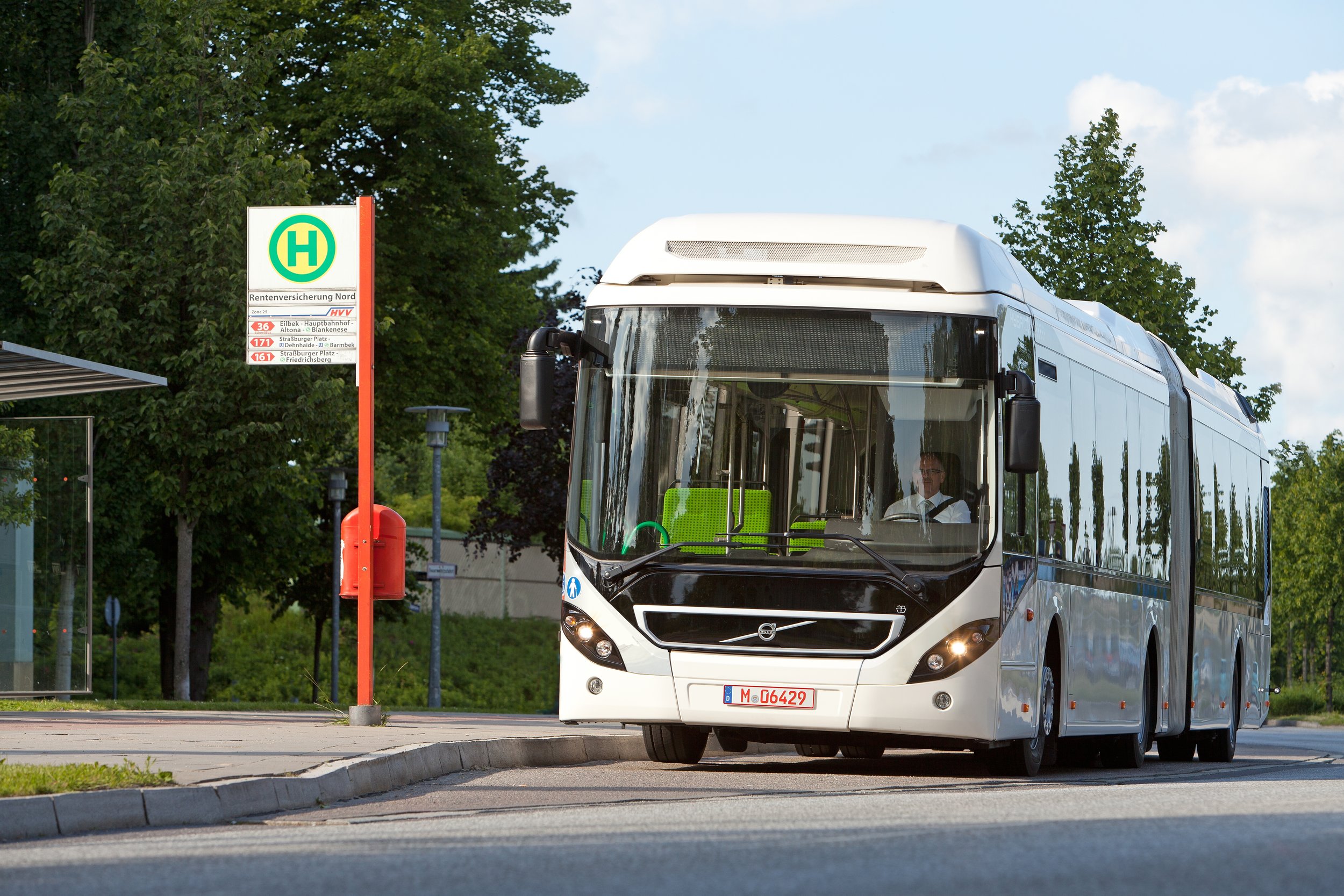 Kloubové městské vozy pro Evropu má Volvo prozatím v nabídce jen v hybridní verzi. (foto: Volvo Buses)