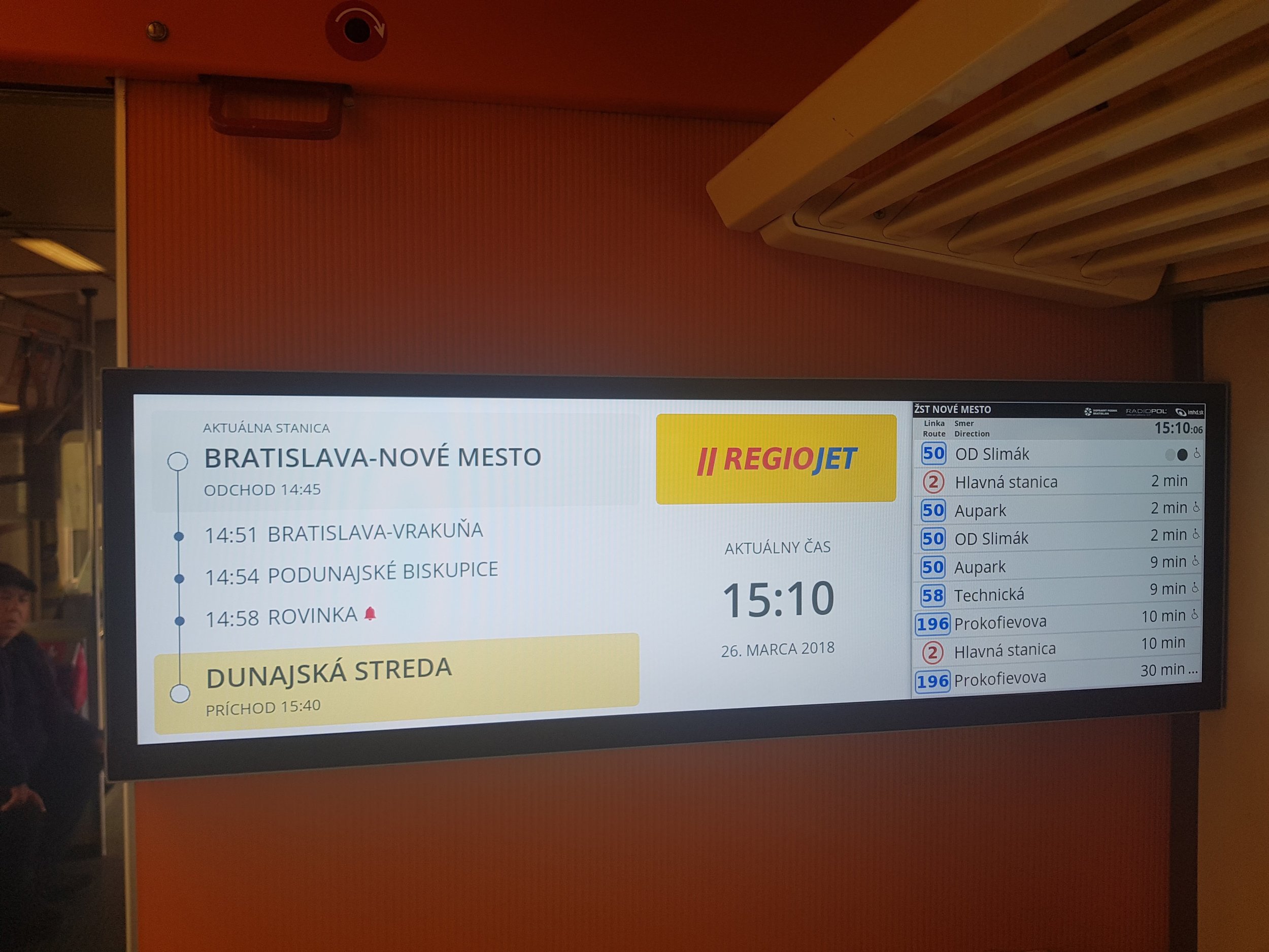 Vychytávky pro cestující. Panely ukazují návazné odjezdy bratislavské MHD v reálném čase. (foto: RegioJet)