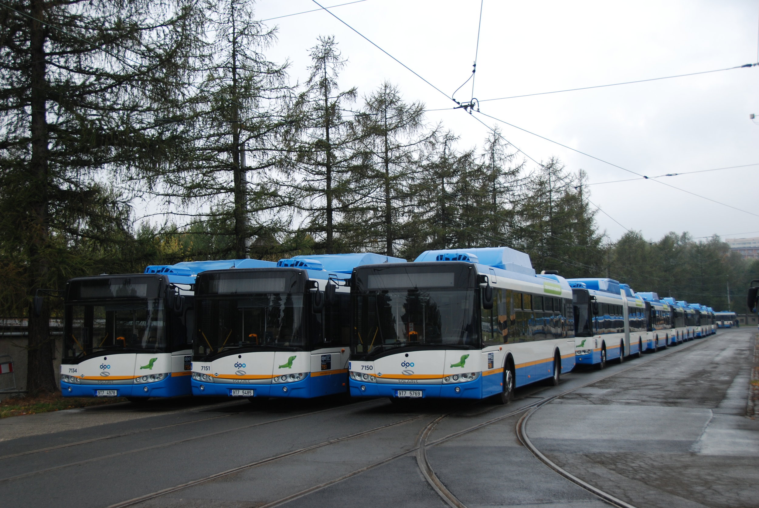 Solaris úspěšně exportuje také do České republiky, která byla vůbec prvním státem, kam se mu podařilo autobusy mimo Polsko prodat. Prvním zákazníkem u nás byl DP Ostrava. Ten poté opakovaně vsadil na polská vozidla i v dalších letech. Na snímku vidíme část flotily 105 nových plynových autobusů z roku 2015. (foto: Libor Hinčica)