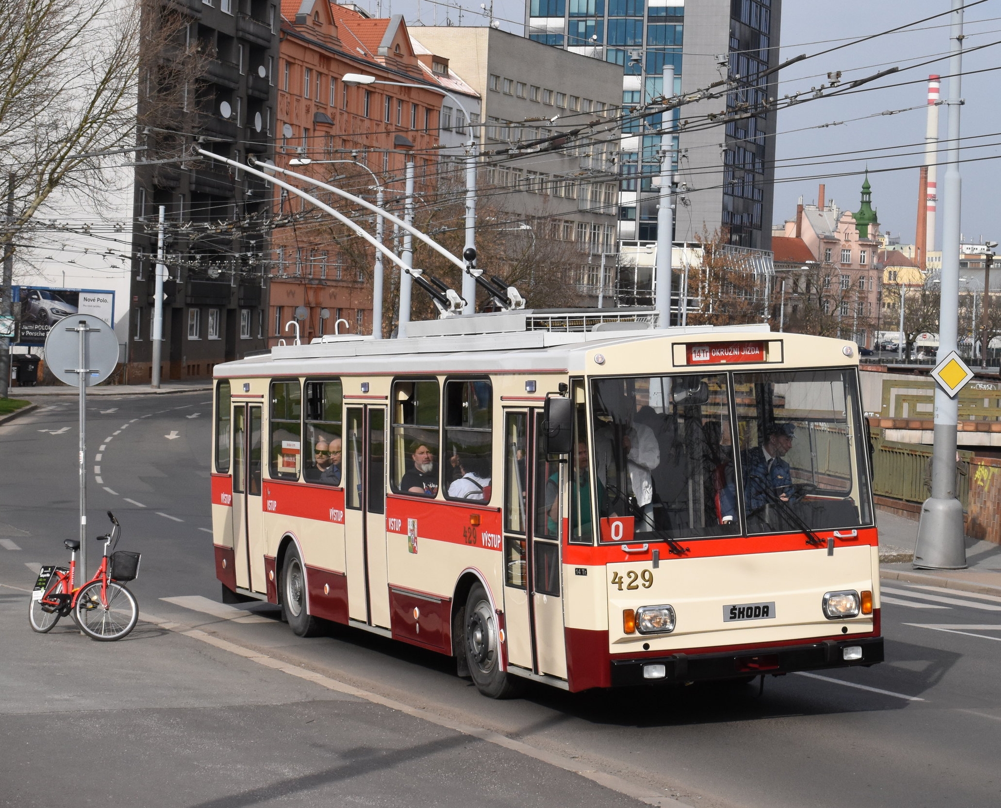 Historický trolejbus Škoda 14 Tr ev. č. 429 v ulicích Plzně při symbolické rozlučce. Trolejbus pro PMDP vzorně rekonstruovala společnost Zliner. (foto: Zdeněk Kresa)