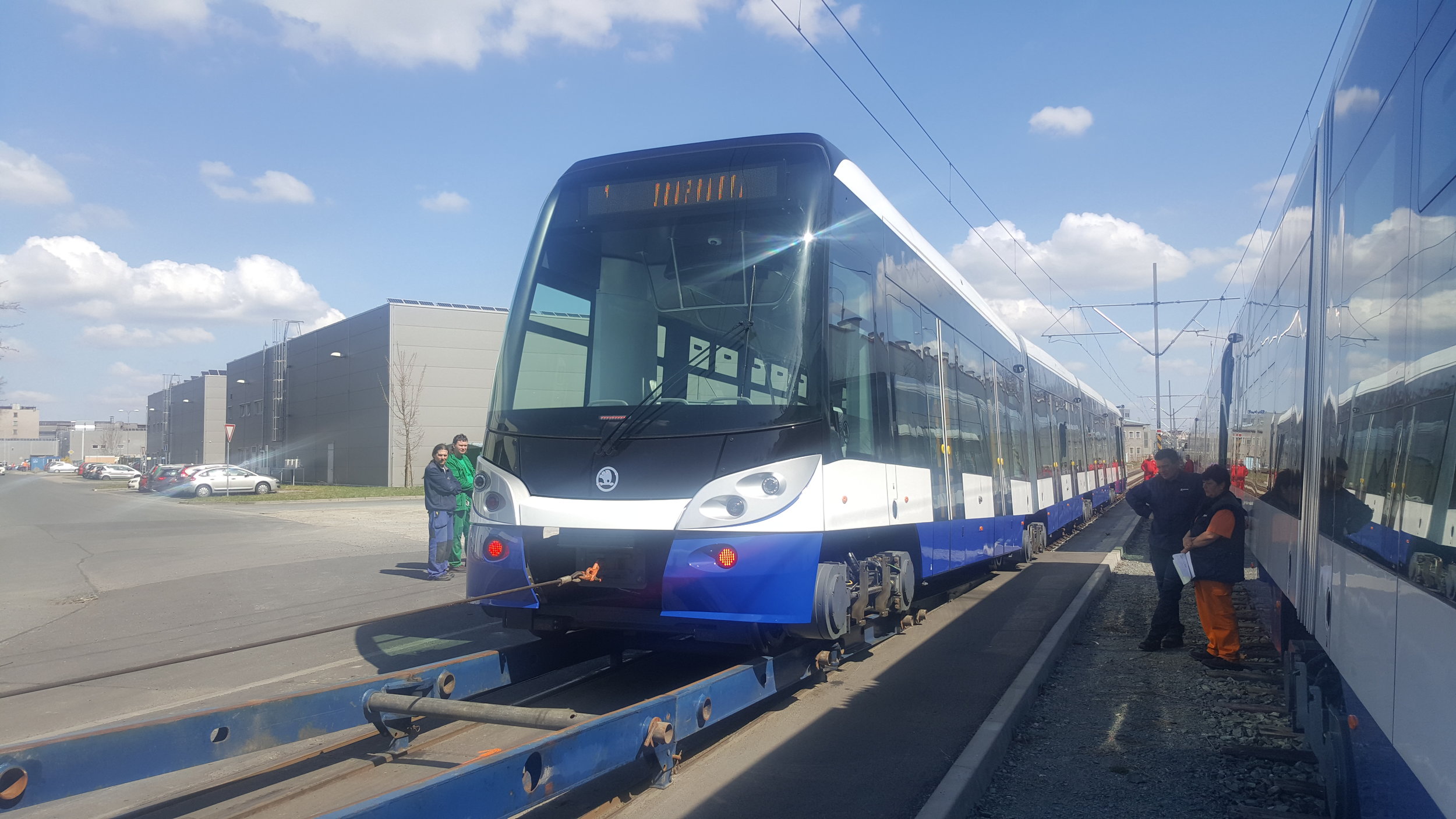 Nakládka první čtyřčlánkové tramvaje z druhé dodávky pro Rigu na speciální transportní podvozek od společnosti Universal Transport. 41 m dlouhá tramvaj je přepravovaná v celku. (foto: Universal Transport).