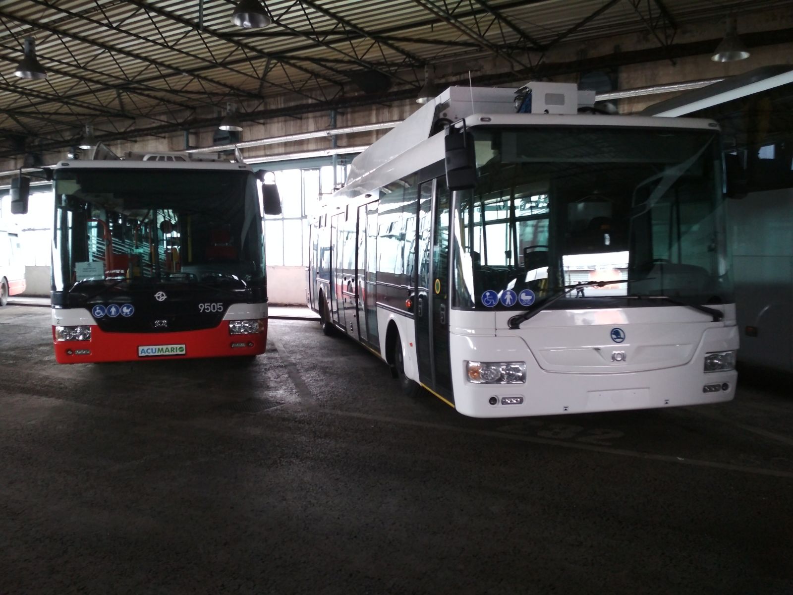 Celá flotila pražských trolejbusů (pomineme-li historické vozy) na jediném snímku. Vlevo zapůjčený vůz SOR TNB 12 ev. č. 9505, vpravo pak vůz Škoda 30 Tr budoucího ev. č. 9506. (foto: DPP) 