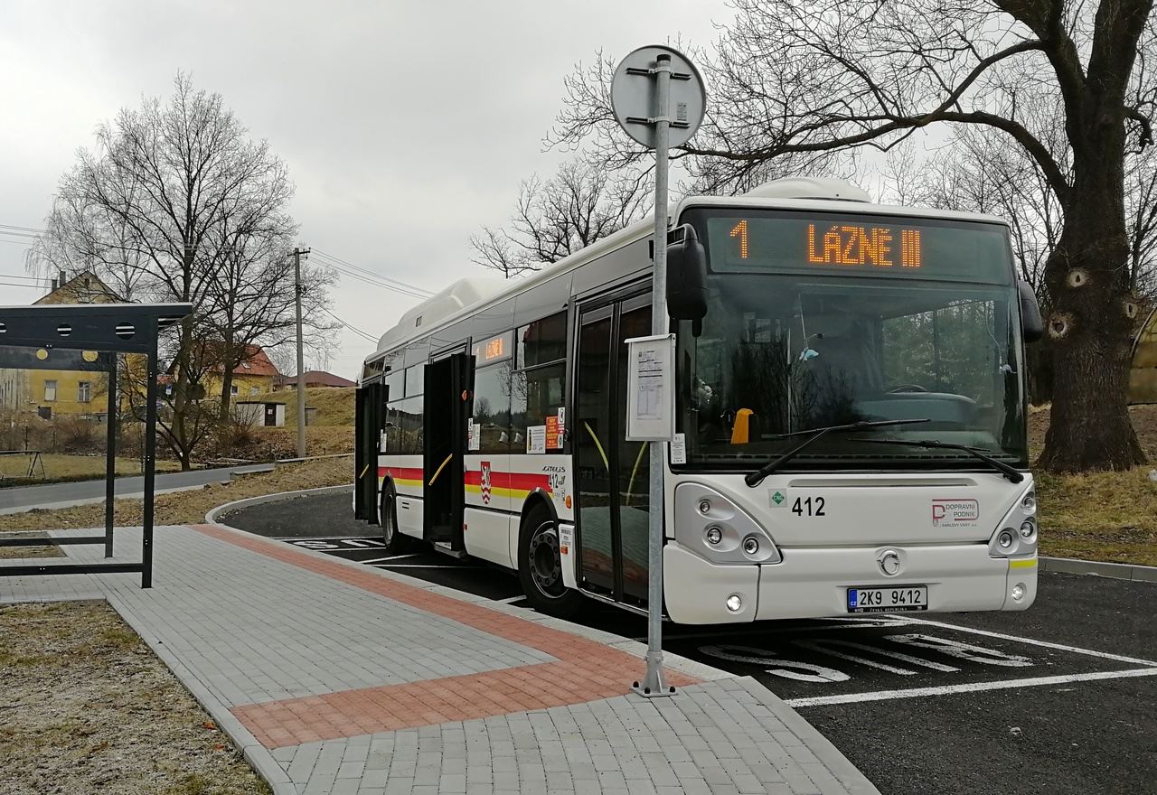 Autobus Iveco Citelis 12M CNG na nové konečné v obci Jenišov, na kterou autobusy zajíždějí od 26. 3. 2018. (foto: DPKV)
