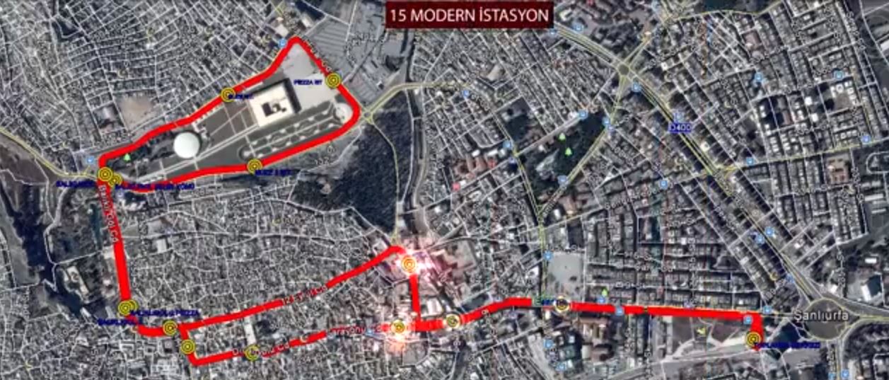 Trolejbusová síť s vyznačením zastávek (nahoře) a nezatrolejovaného úseku (vlevo modře). (zdroj: Şanlıurfa Büyükşehir )
