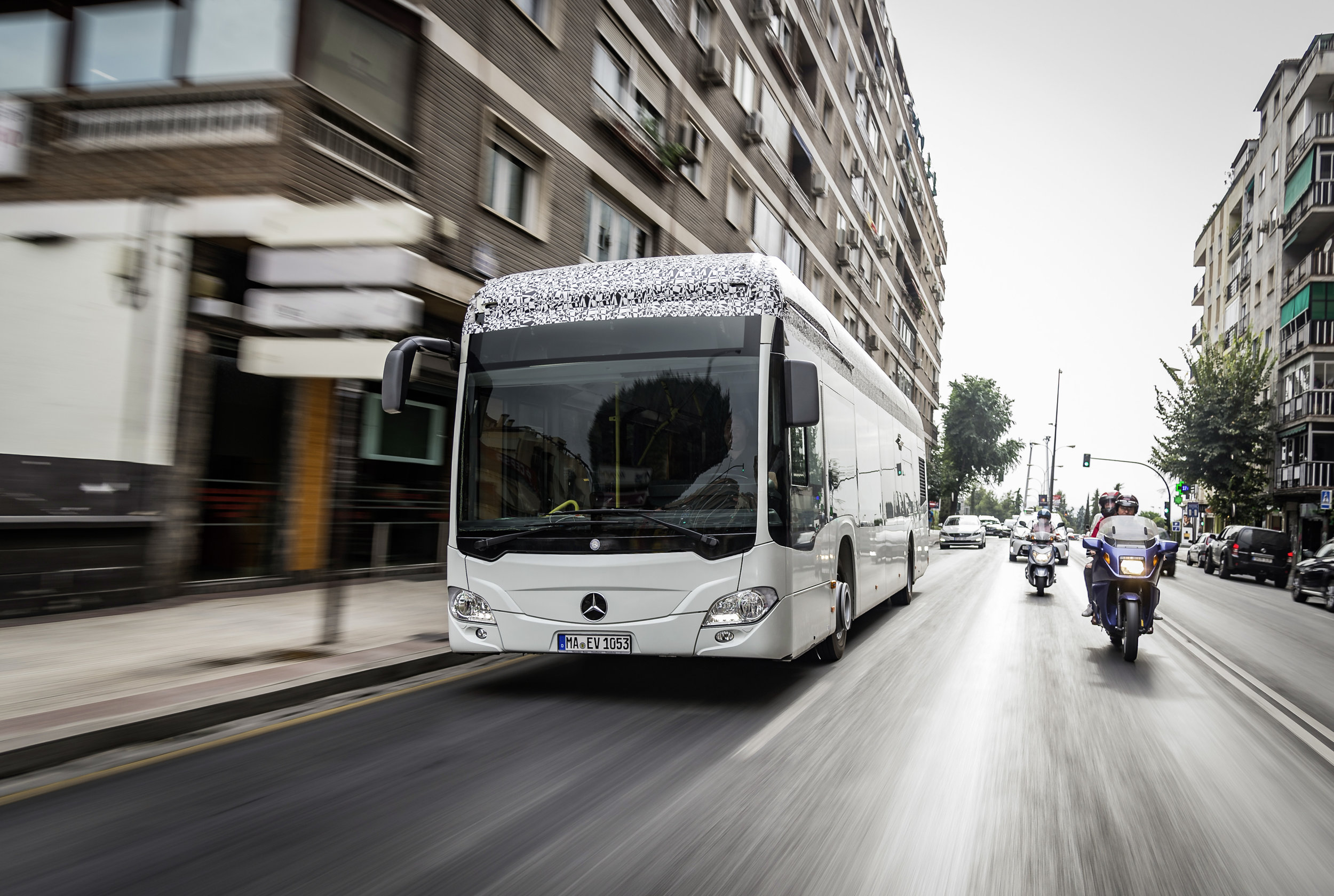 Elektrobus Citaro na propagačním snímku výrobce. (foto: EvoBus)