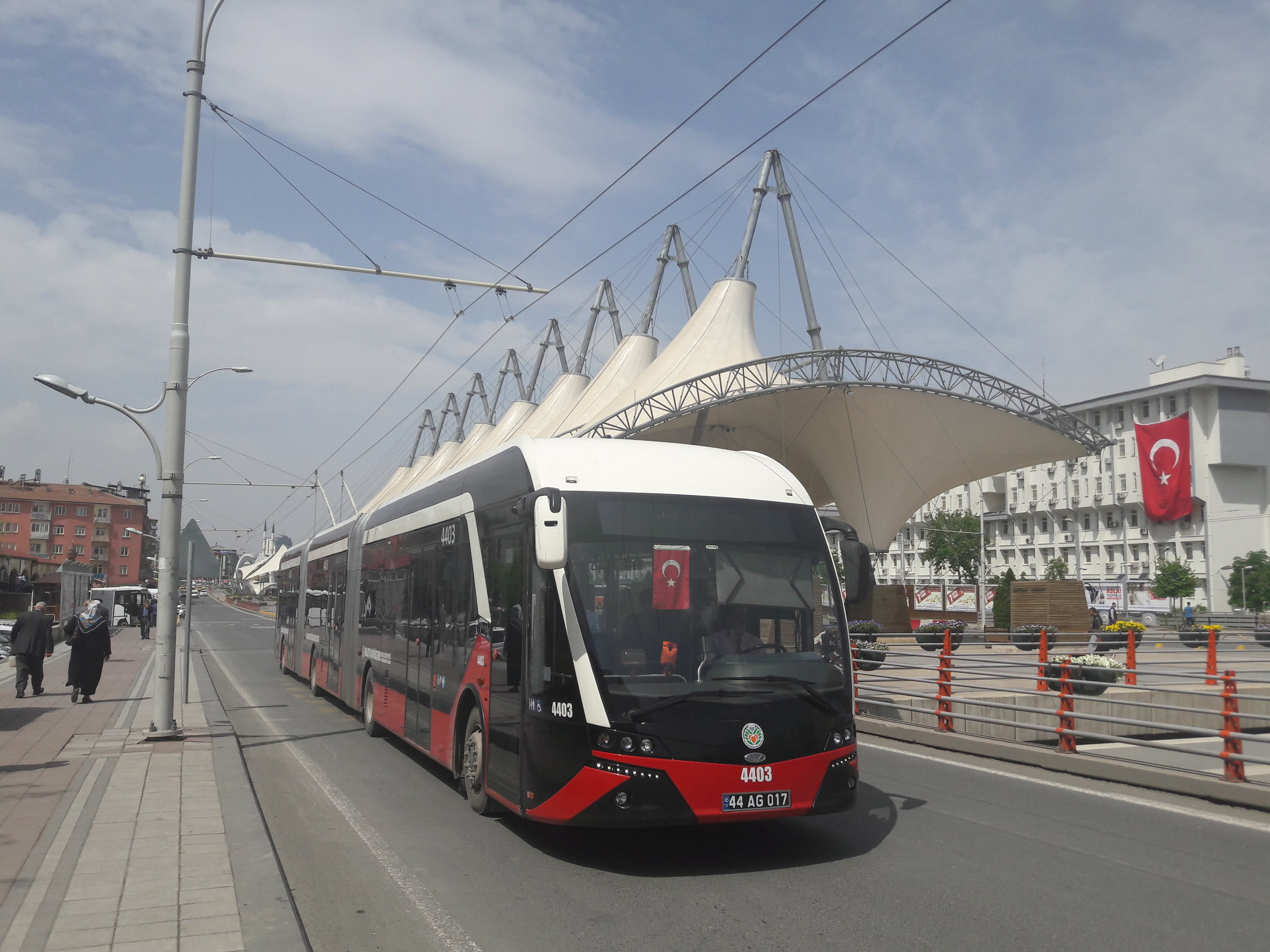Trolejbus v centru Malatye dne 6. 5. 2018. Všechna vozidla jsou tříčlánková, plně klimatizovaná. Pochází od výrobce Bozankaya. (foto: Vít Hinčica)