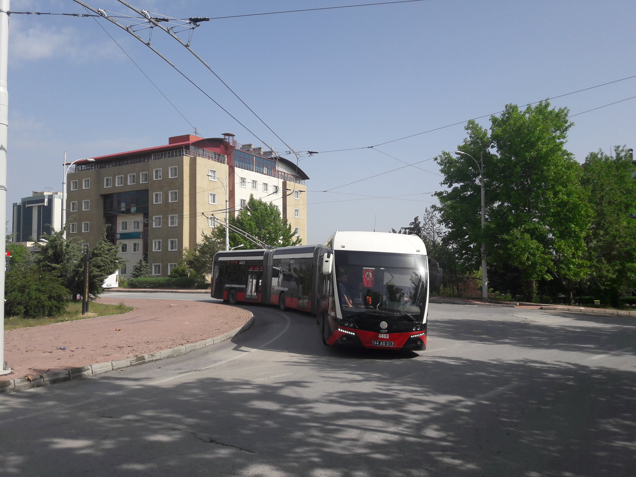 Mezi druhou a třetí zastávkou.