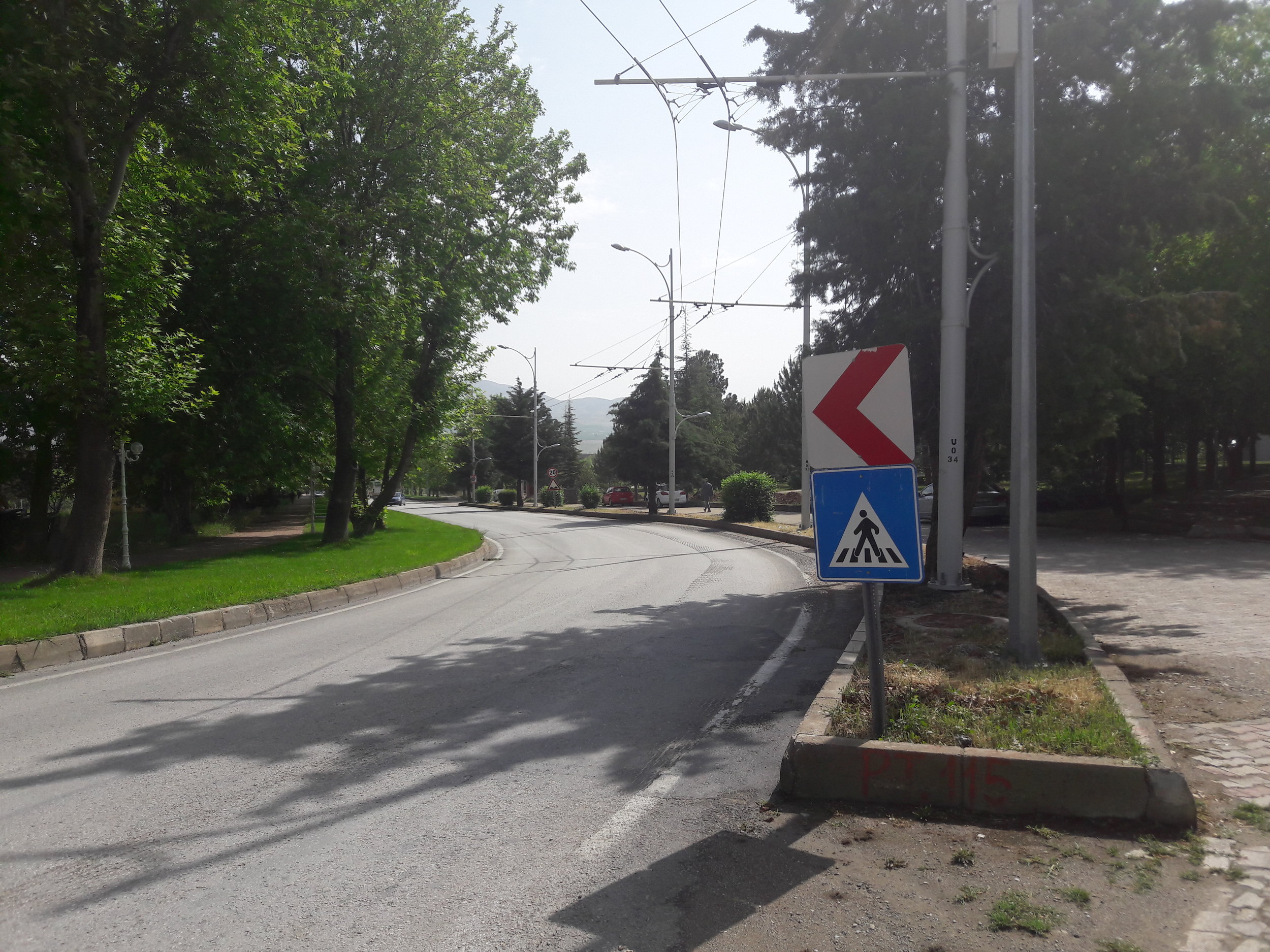 Mezi pátou a šestou zastávkou v kampusu.