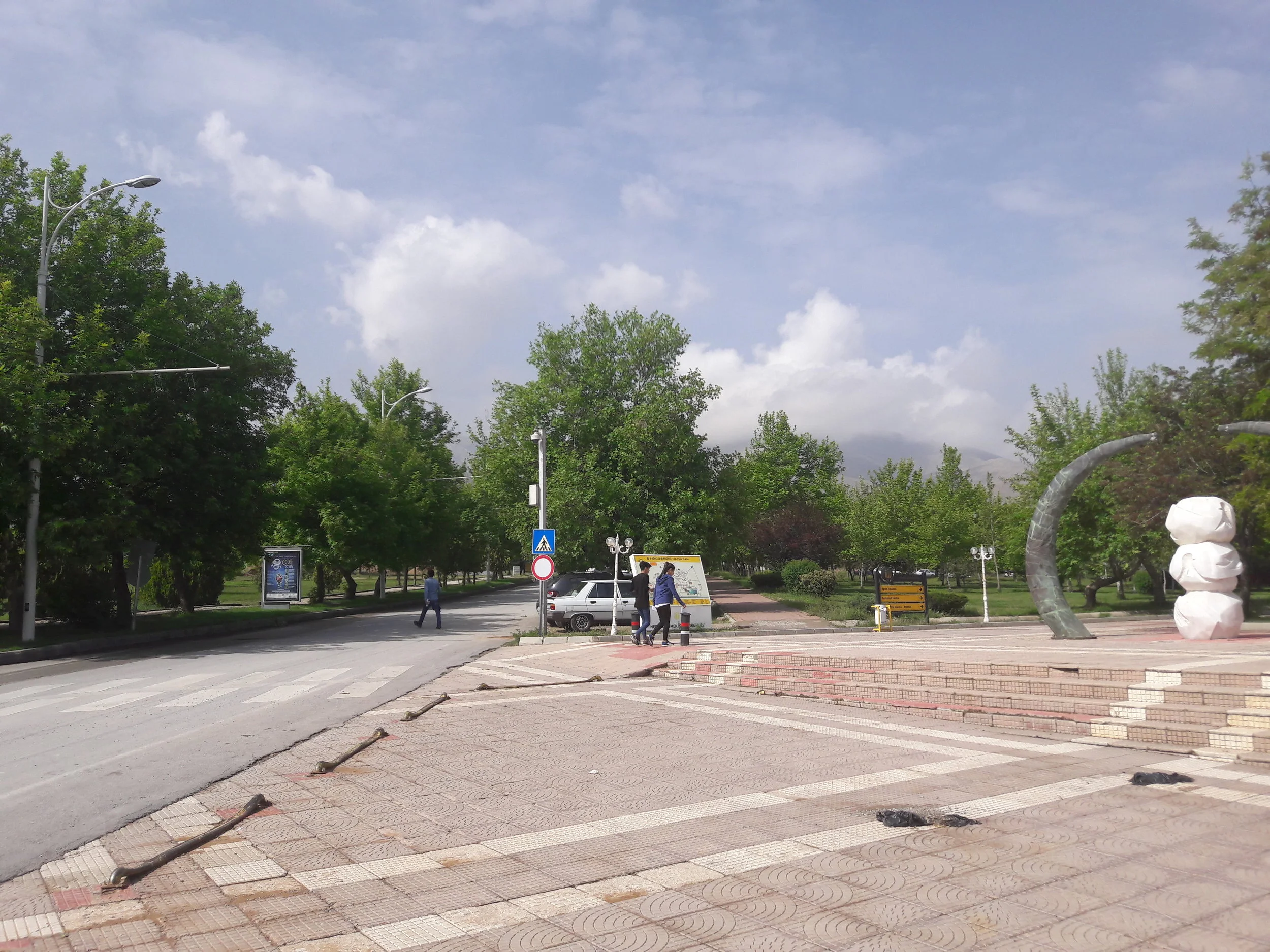 Mezi pátou a šestou zastávkou v kampusu. Hlavní promenáda v areálu trolejbusovou trať kříží.