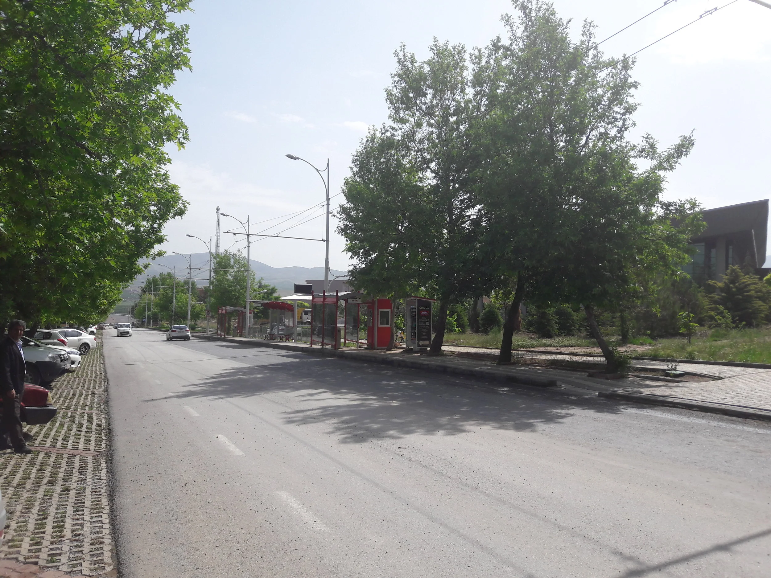 Mezi pátou a šestou zastávkou v kampusu.