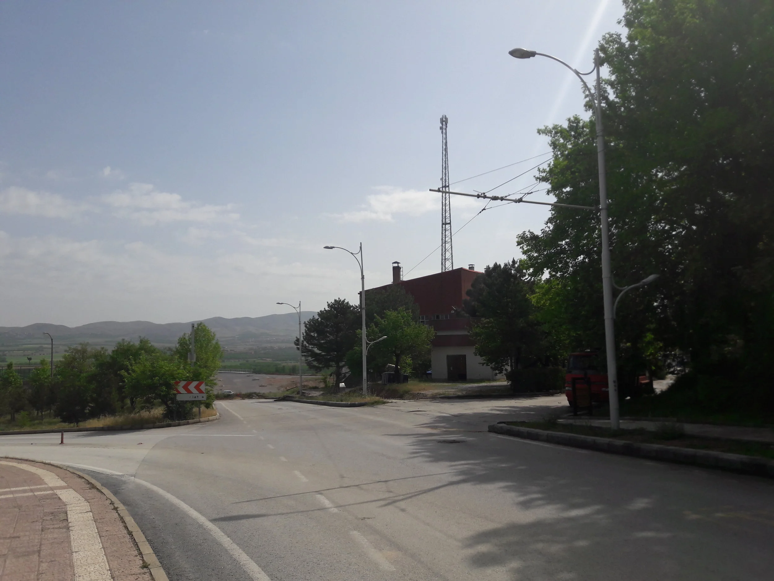 Původně se jelo rovně ke komunikaci D300 a pak se zatáčelo doleva. Teď se zatáčí ještě na území kampusu a teprve více na západ, po průjezdu hlavní bránou, se opět trolejbusy mohou napájet z troleje.