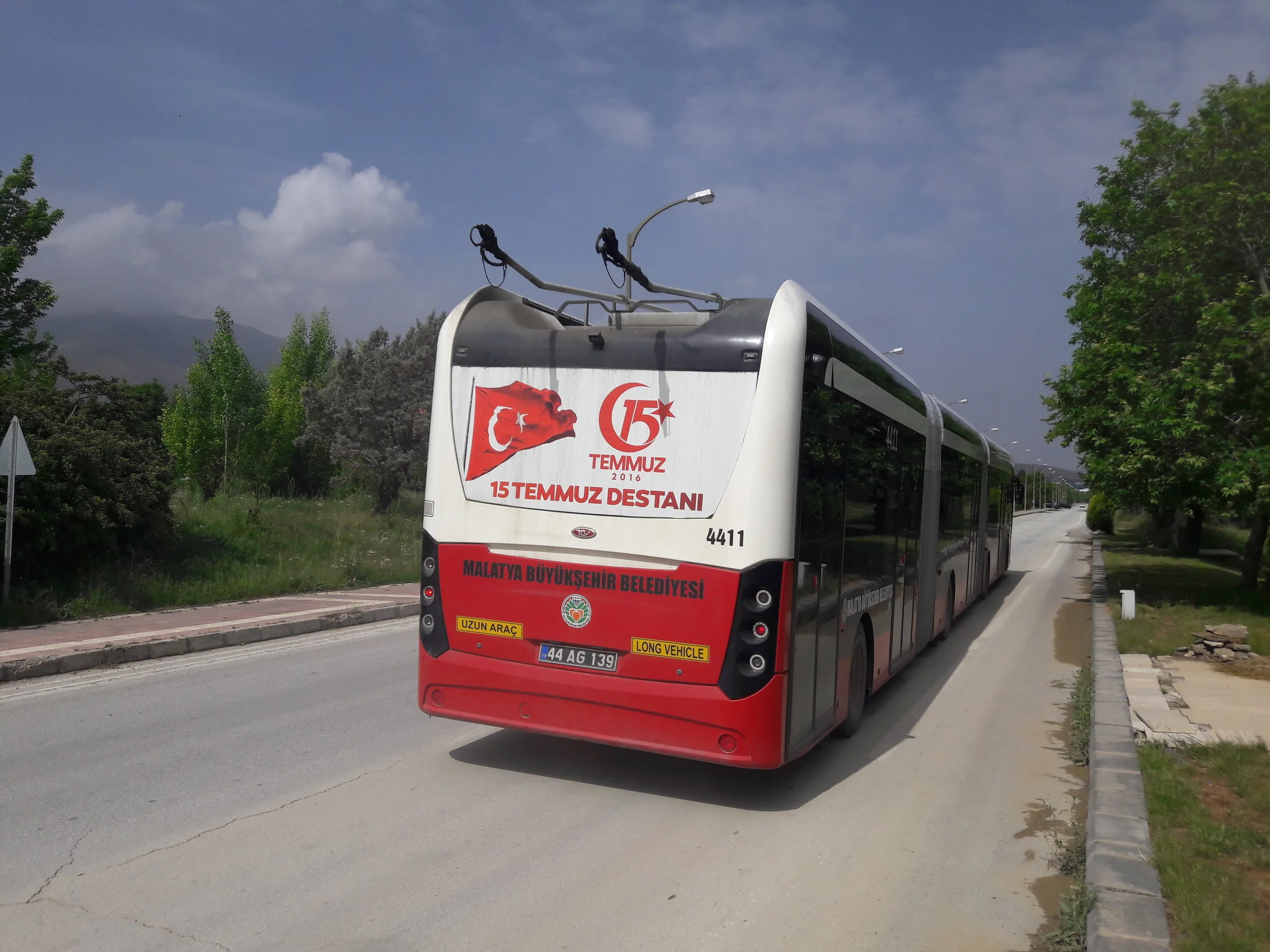 Trolejbus jezdí po části trati nuceně se sklopenými sběrači.