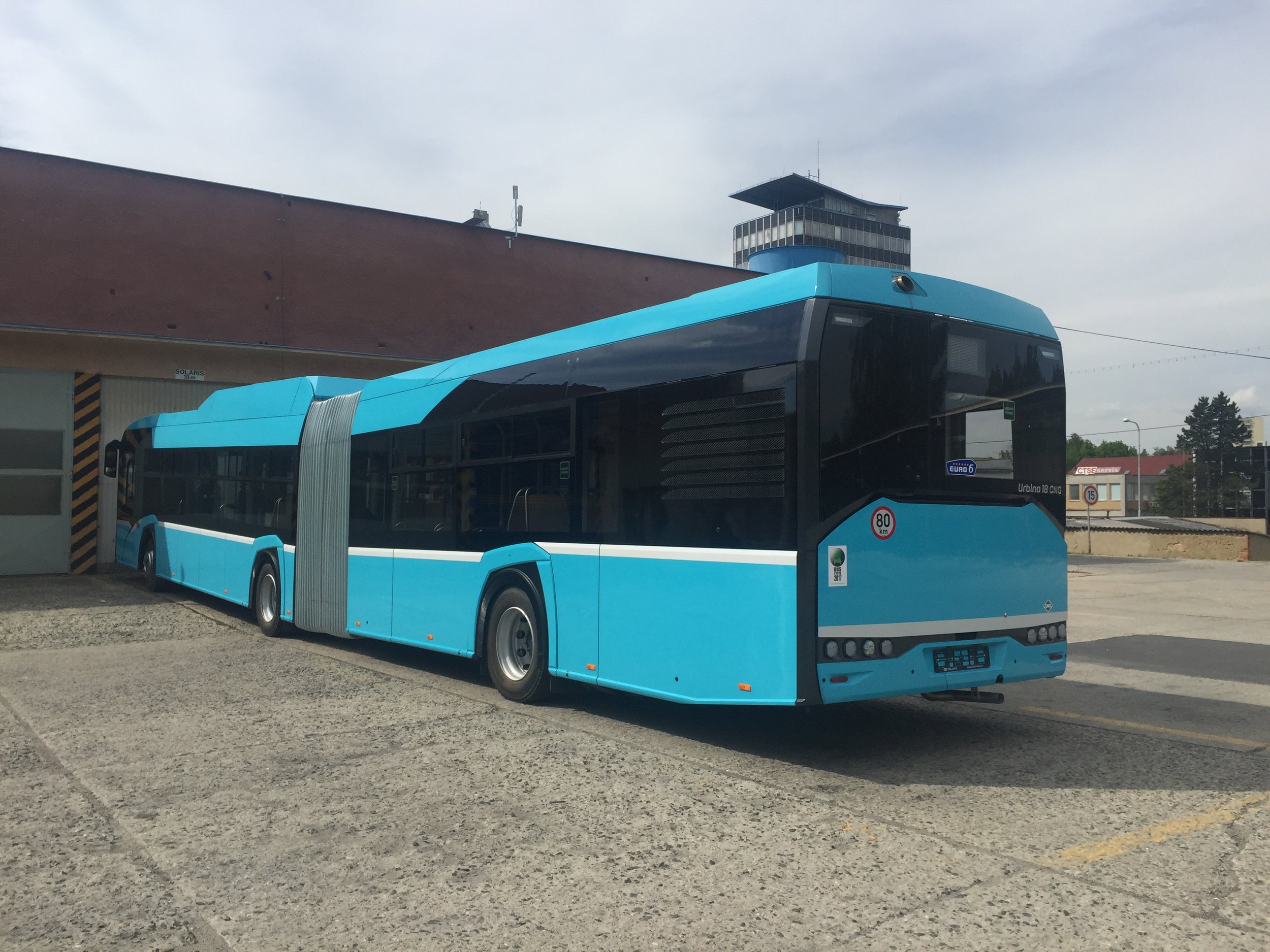 První ostravský vůz Solaris Urbino 18 CNG v provedení tzv. Nového Urbina v areálu porubských autobusových garáží. 