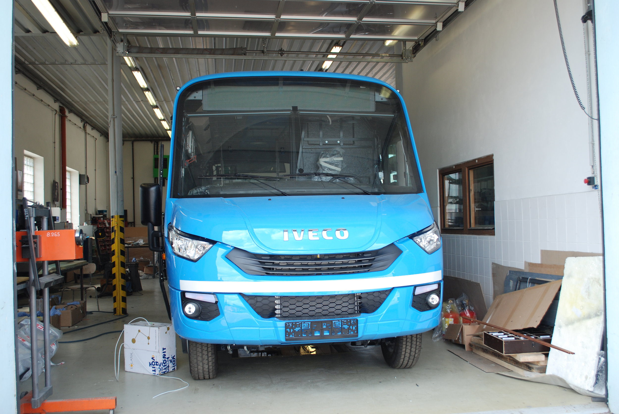 Minibus DEKSTRA LE37 pro DP Ostrava ve výrobním závodě během finální montáže. 