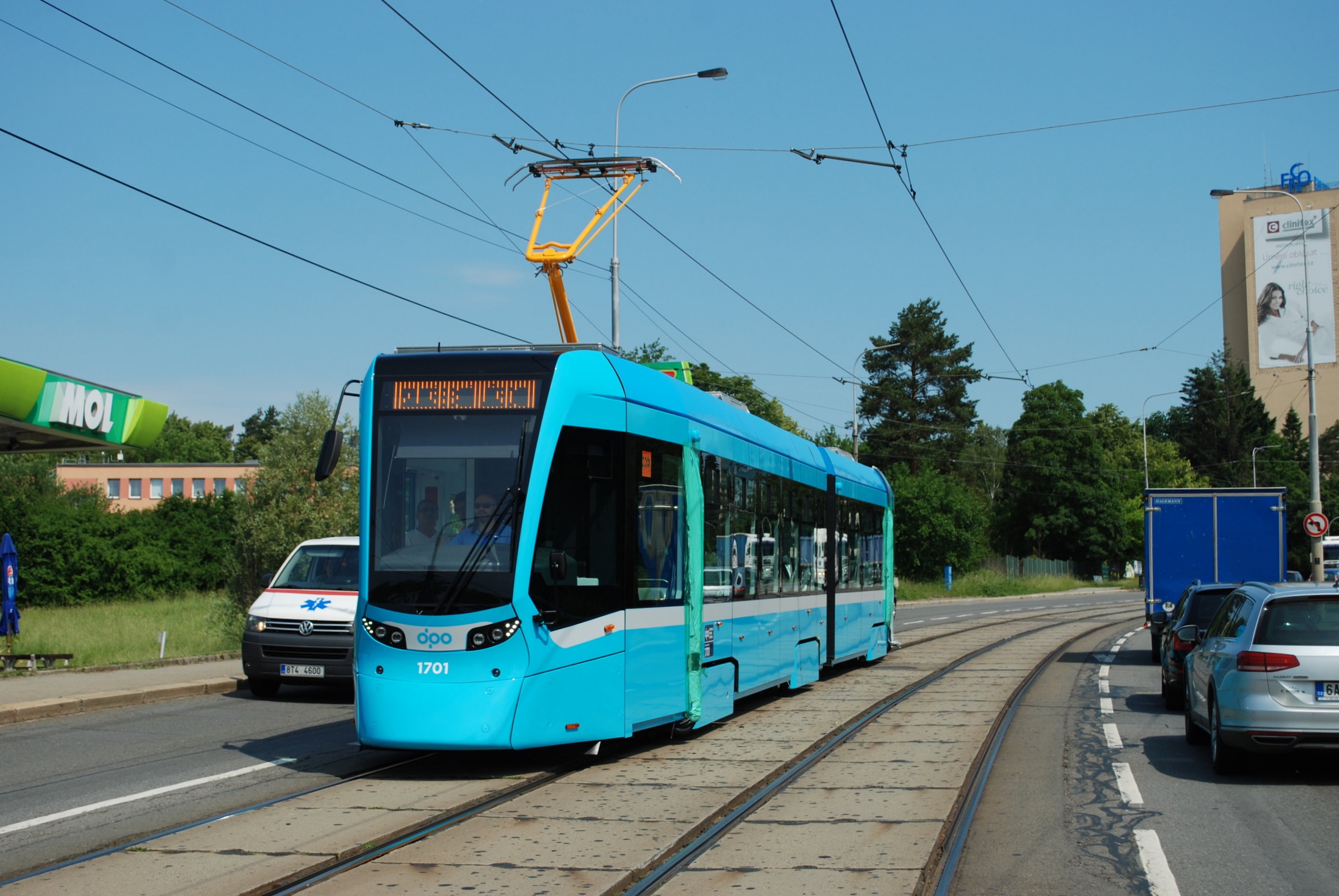 Na novou tramvaj se v Ostravě opravdu těší. Dokonce do té míry, že s ní vyjeli podle všeho předčasně na zkoušky. (foto: Libor Hinčica)