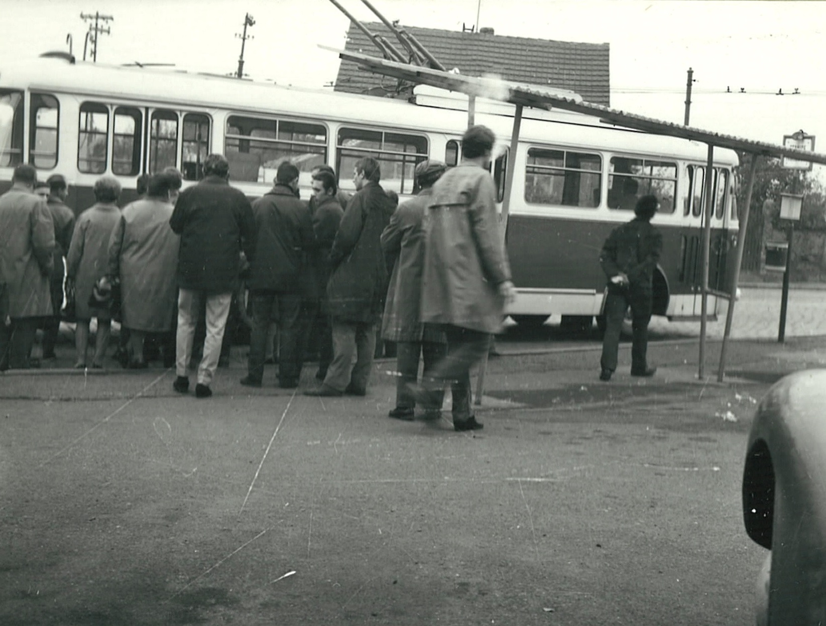 Cestující čekají na nástup do trolejbusu Škoda 9 Tr během testování v Praze na podzim 1968. (foto: Škoda Ostrov)