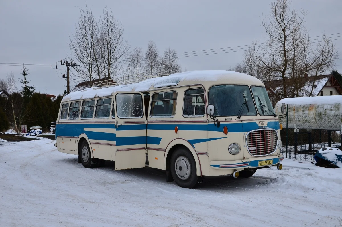 Takto vypadal autobus Škoda 706 RTO po převzetí Arrivou Morava v roce 2015. Ačkoli vůz na první pohled působí kompletně a zachovale, vyžadoval již kompletní opravu... (foto: Arriva Morava)