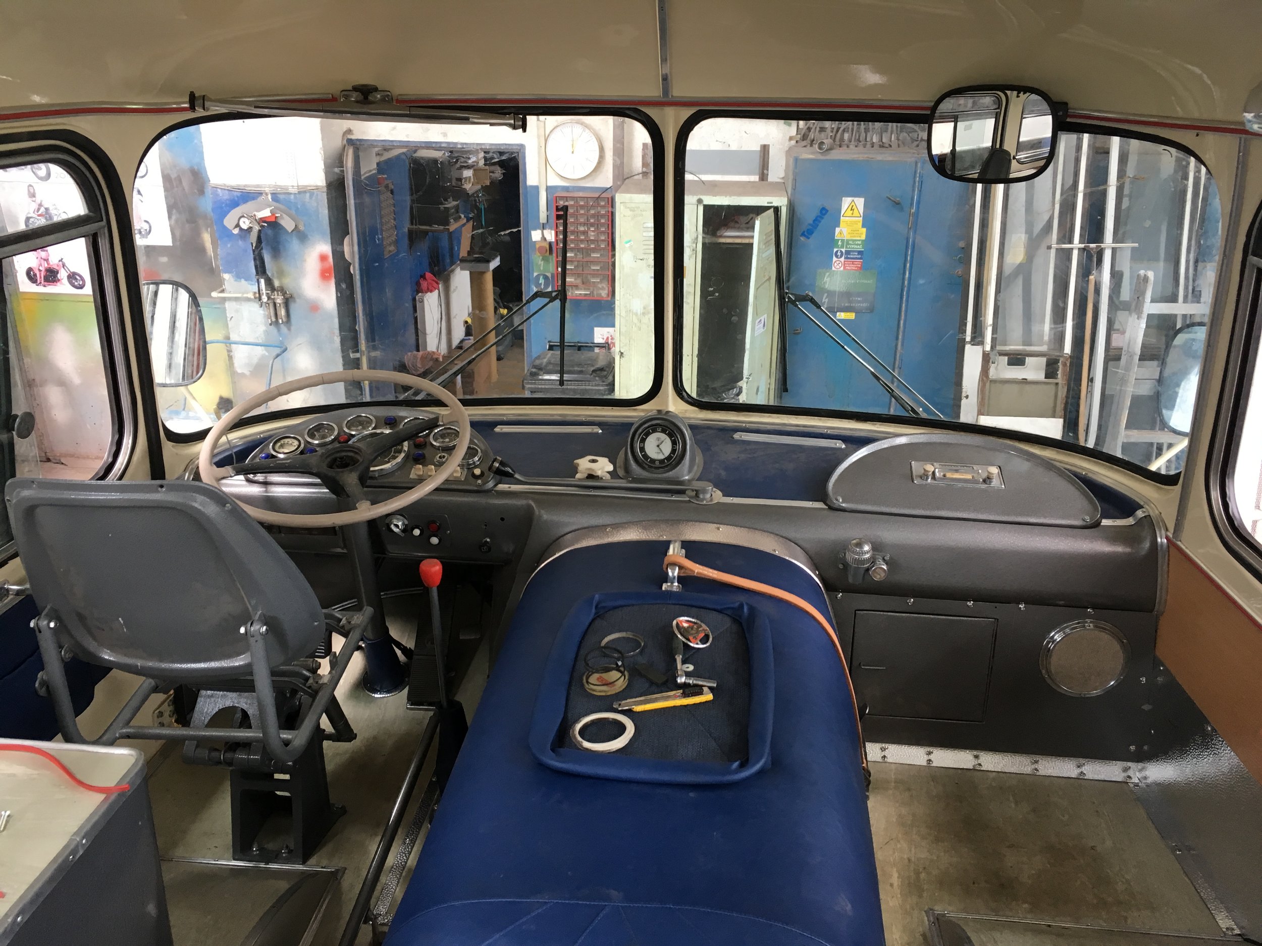 Stanoviště řidiče rekonstruovaného autobusu Škoda 706 RTO LUX dopravce Arriva Morava. (foto: Arriva Morava)