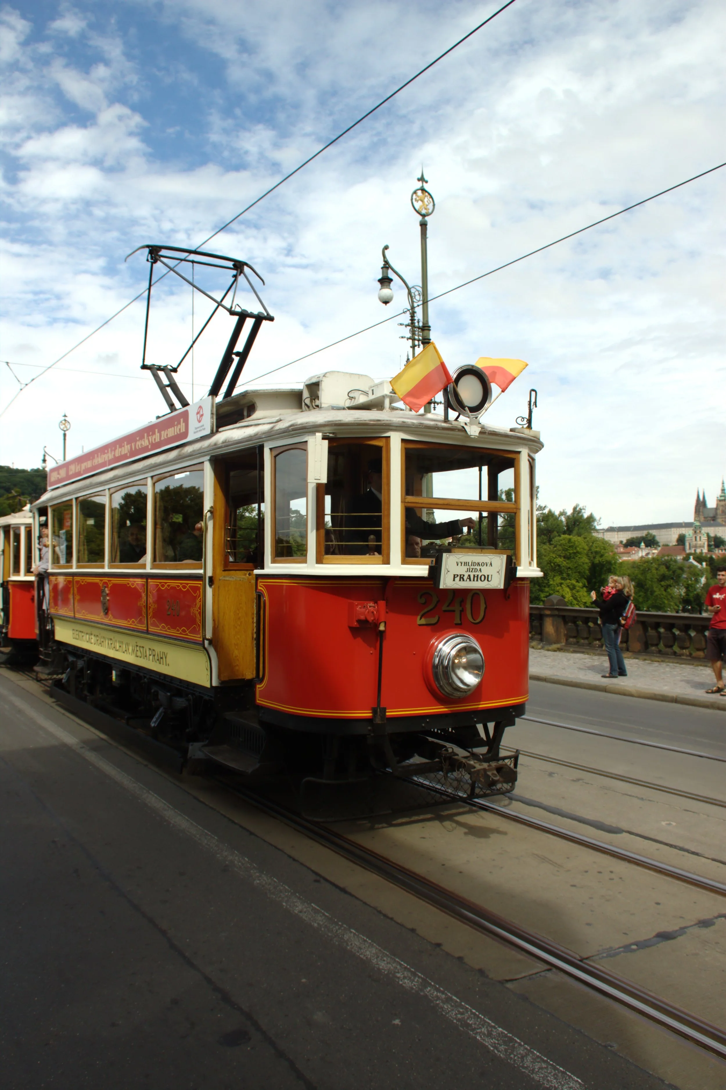 Vůz ev. č. 240 byl v roce 1908 dodán do Prahy, odkud zamířil v roce 1952 do Plzně (zde pod ev. č. 73). Na západě Čech byla tramvaj v provozu s cestujícími do roku 1959, poté byla ještě služební. V roce 1974 zamířila zpět do Prahy, kde dnes po opravě slouží ke komerčním jízdám. (zdroj: Wikipedia.org)