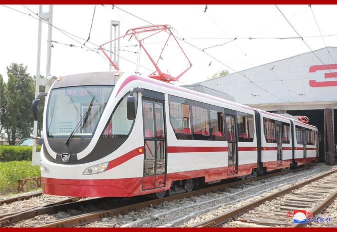 "Nová tramvaj" pro Pchjongjang je jen modernizací československého vozu KT8D5. (foto: KCNA)