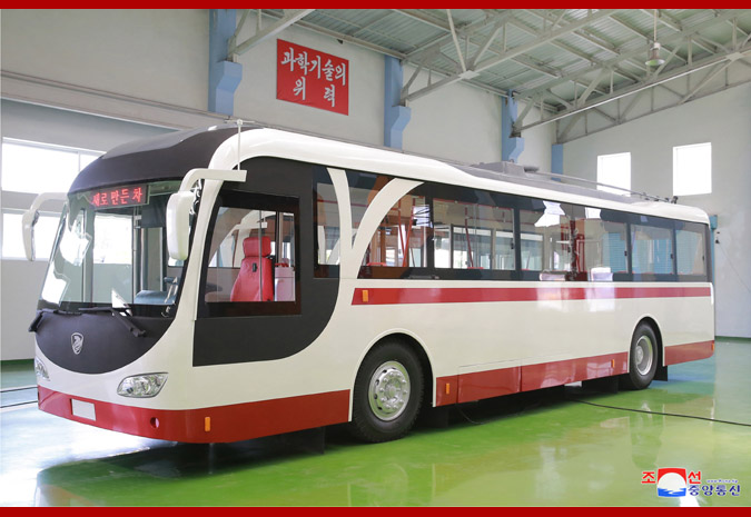 Předmětem exkurze Kim Čong-una byl i závod na výrobu trolejbusů, které, jak je ze snímku patrné, propůjčily svůj design i "nové tramvaji". (foto: KCNA)