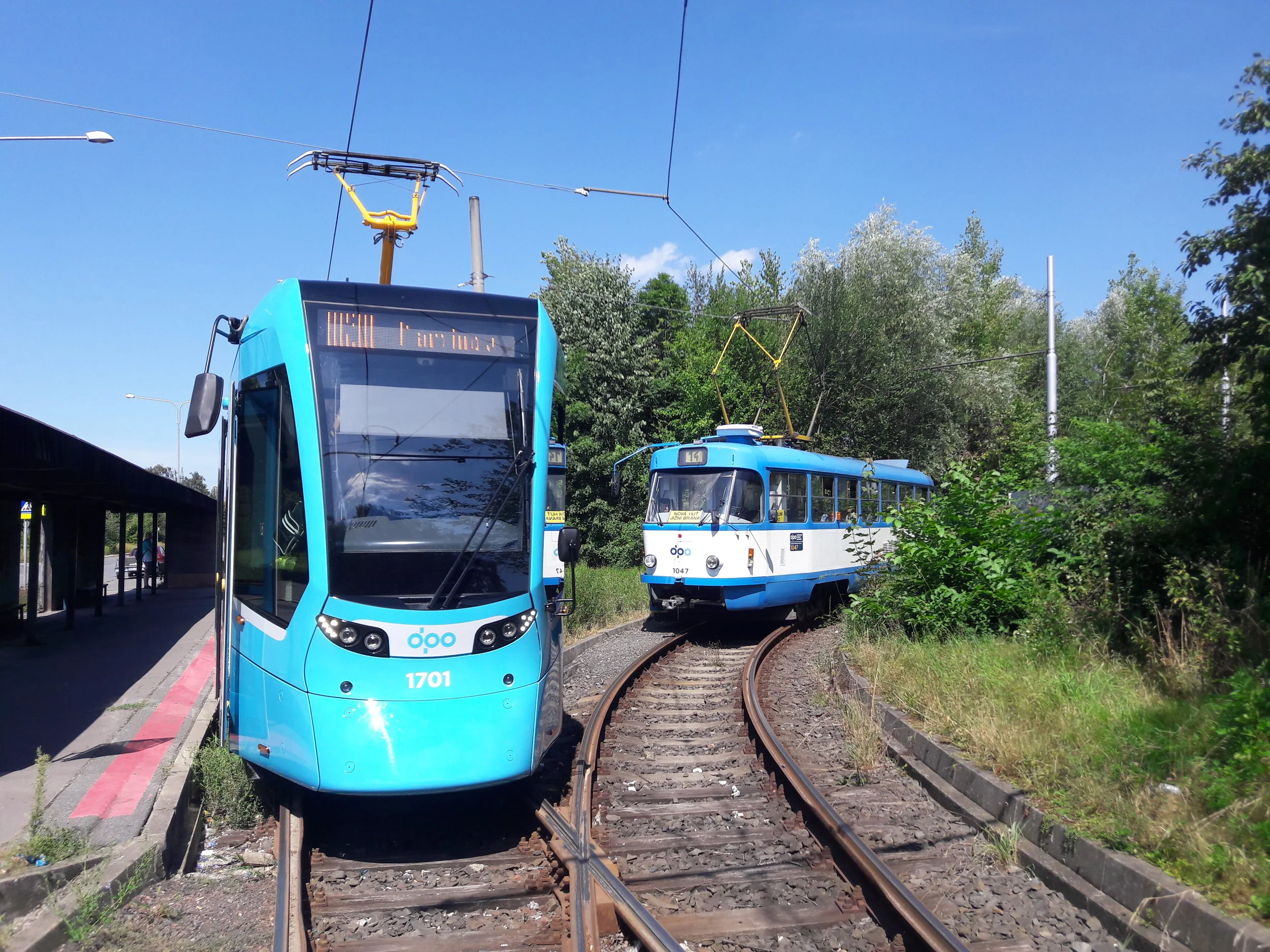 Nová tramvaj znamená pro ostravské cestující opravdový přerod. Na snímku z dnešního dne se krátce před druhou hodinou odpolední chystá k odjezdu z konečné Nová Huť, jižní brána. 