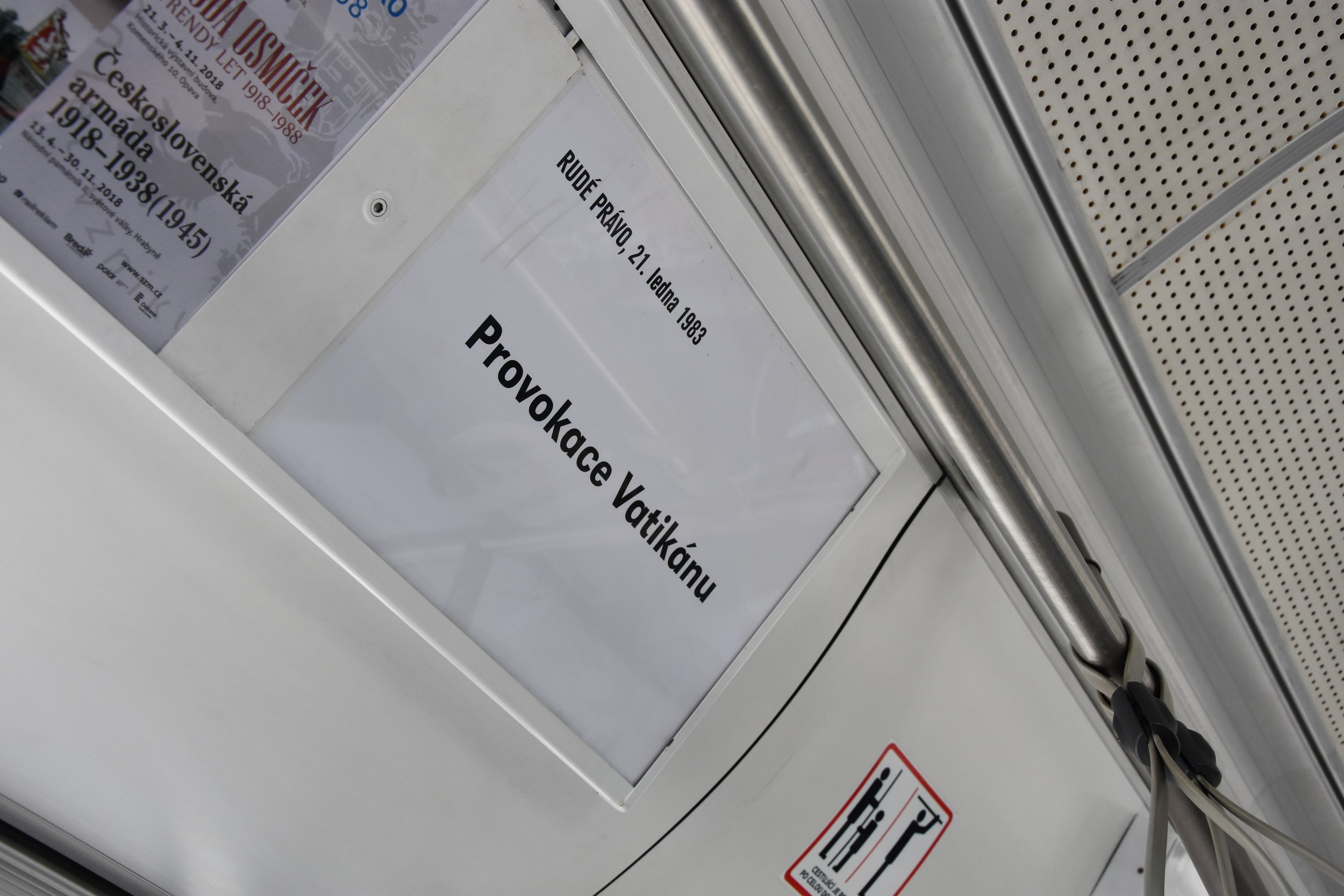 Texty se objevily také ve vozidlech. Kromě Rudého práva jsou cestující seznámeni také s titulky z Nového Opavska. (foto: Libor Hinčica)