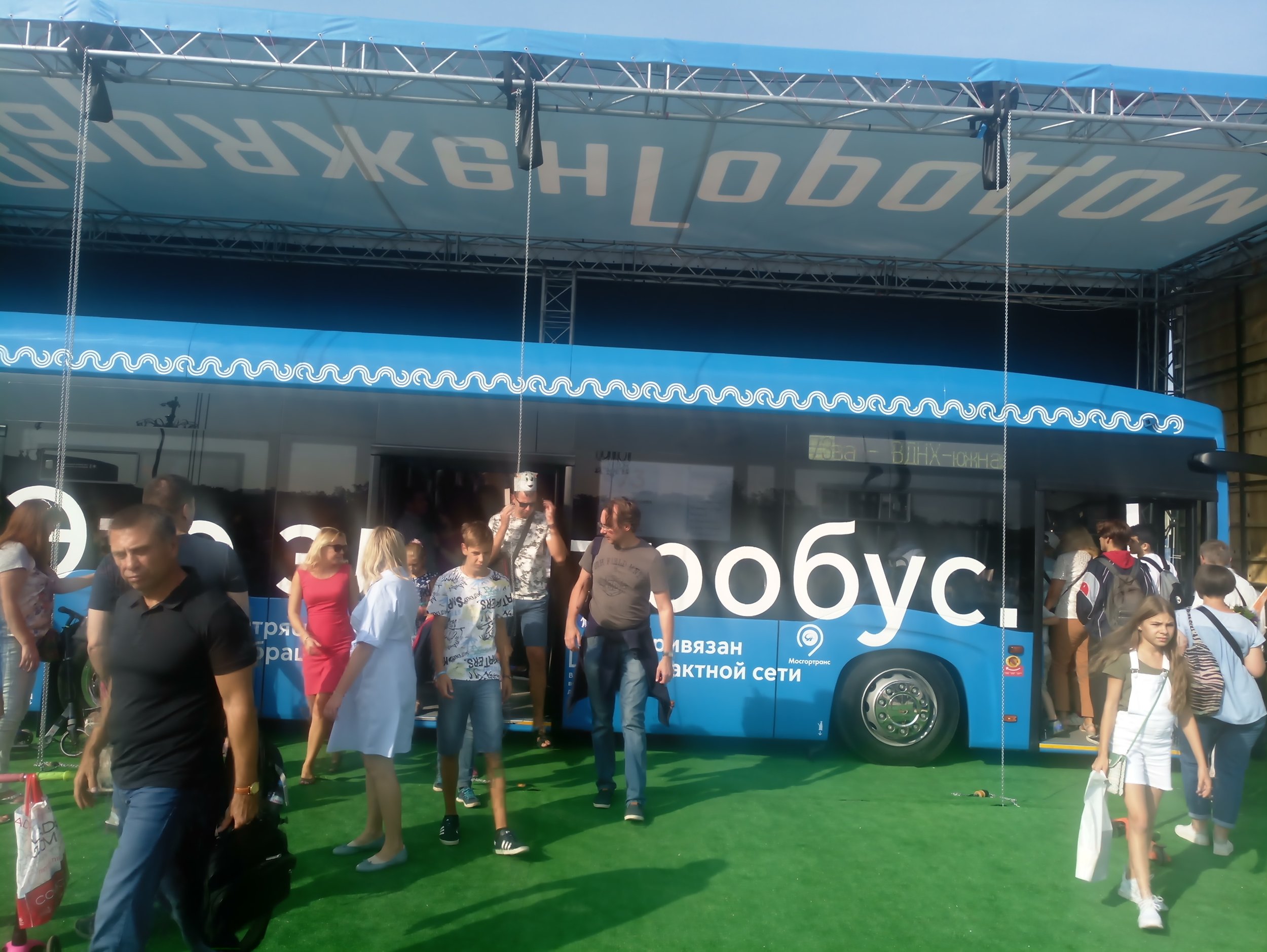 Dát namísto spalovacího motoru do vozu baterie uměli už naši předci, teprve nyní se na tom dá ale pořádně vydělat. Snímek je ze dne 1. 9. 2018, z velké prezentace u VDNCh. (foto: Ilja Novikov)