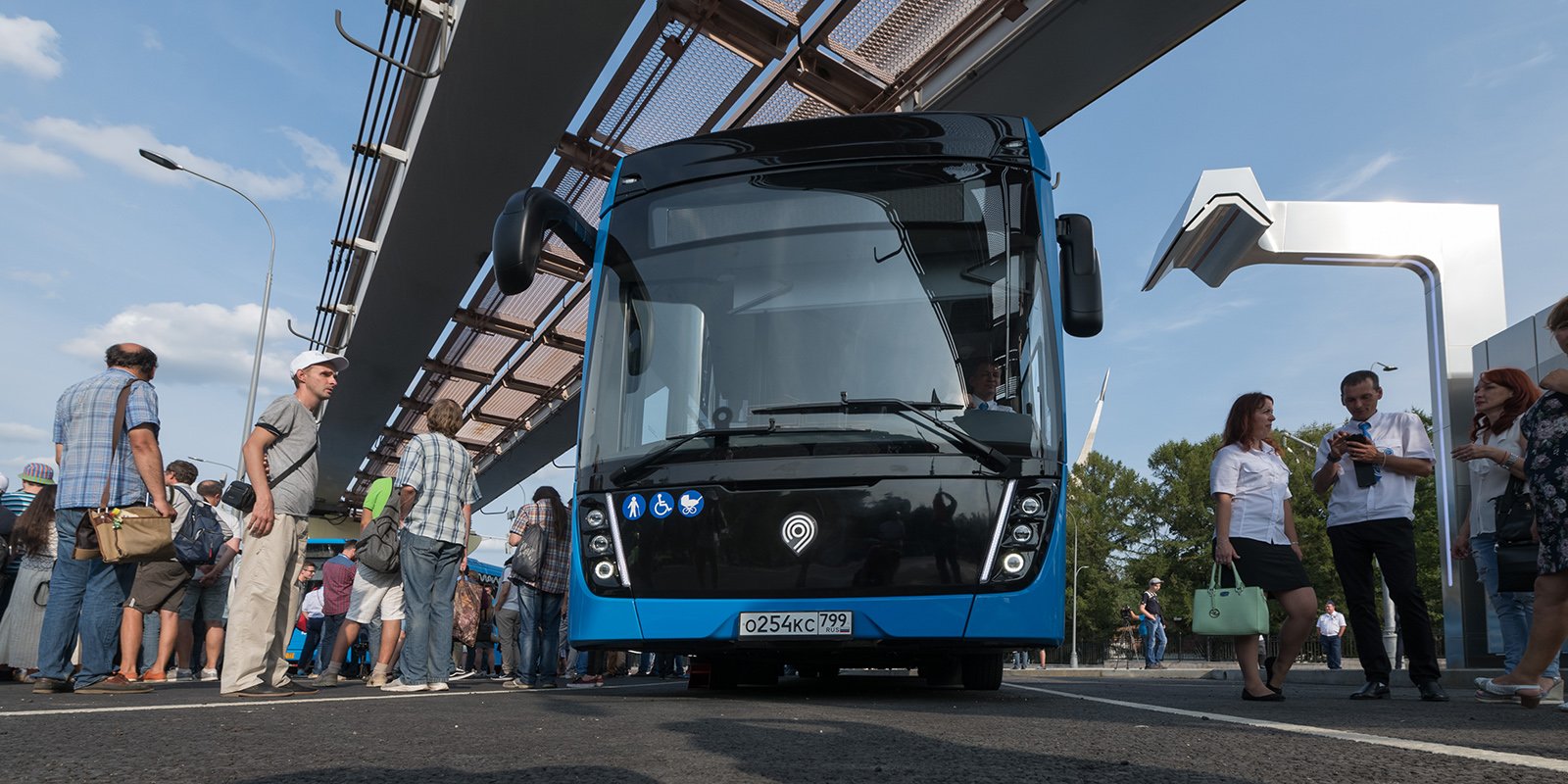 Nabíjecí stanice se dvěma stojany u VDNCh. Elektrobus se dnes při prezentační jízdě, přímo s hlavním iniciátorem rušení trolejbusů, primátorem Sergejem Sobjaninem, na palubě už po nějakých 500 m pokazil. Pak se jej po 4hodinovém nabíjení snažili uvést do provozu večer, ale ujel jen jedno kolo na sever města a pak se nemohl z nabíjecího stojanu nabít, nakonec se odjel dobít do garáží. (foto: mos.ru)