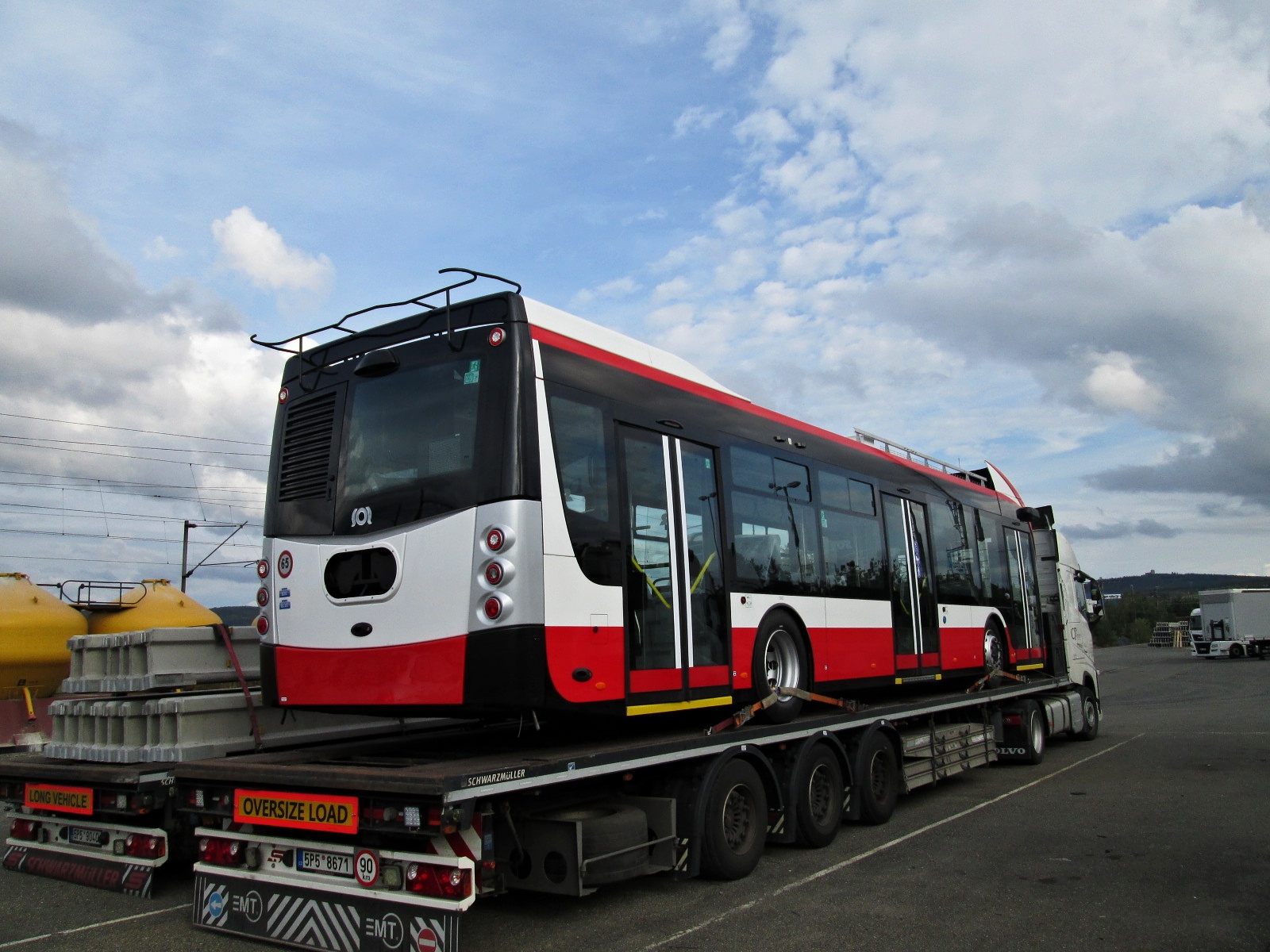 Pohled zezadu na karoserii trolejbusu Škoda 32 Tr pro Opavu. (foto: Vojtěch Cekota)