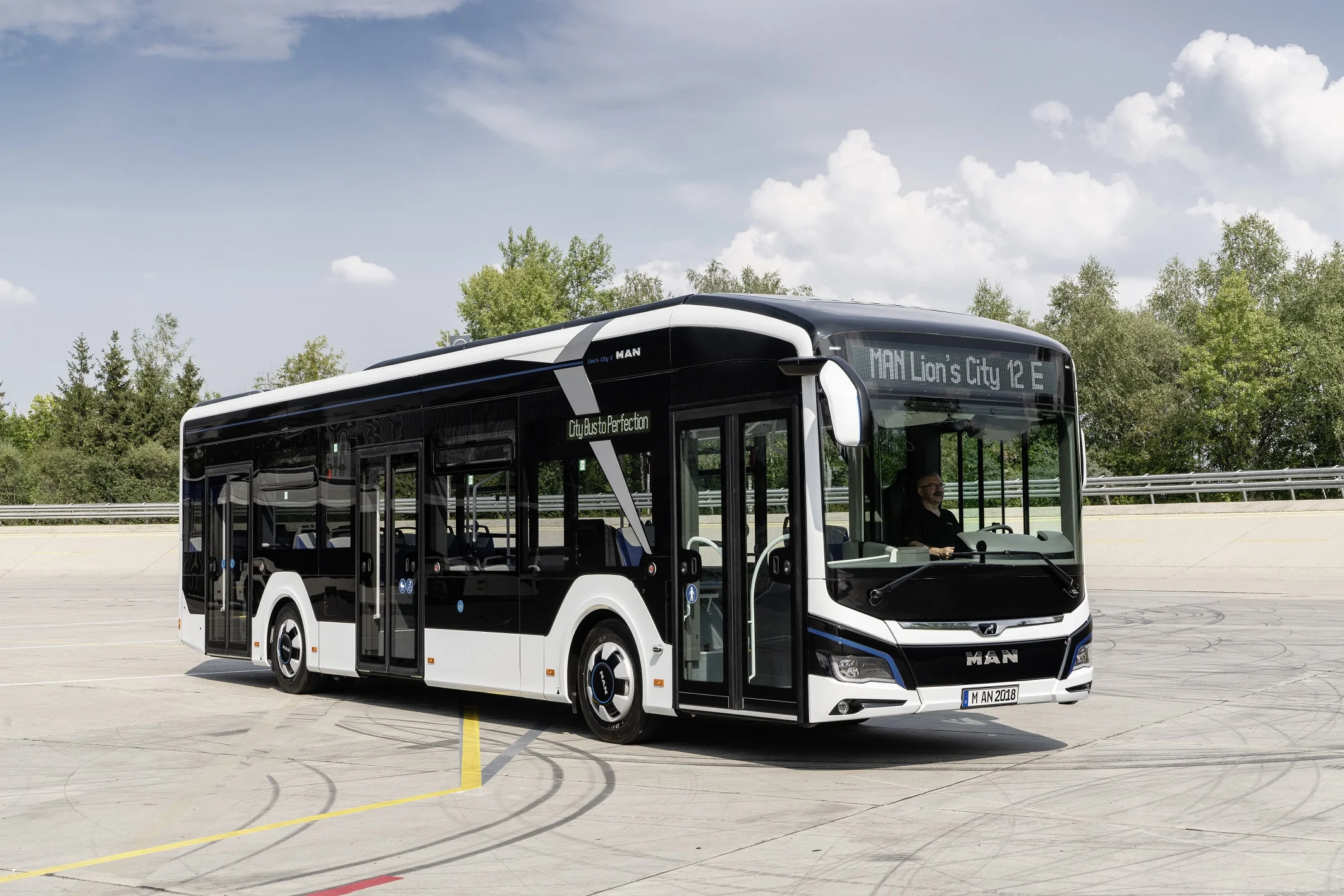 Elektrobus MAN Lion’s City 12 E na propagační fotografii výrobce. (foto: MAN Truck & Bus)