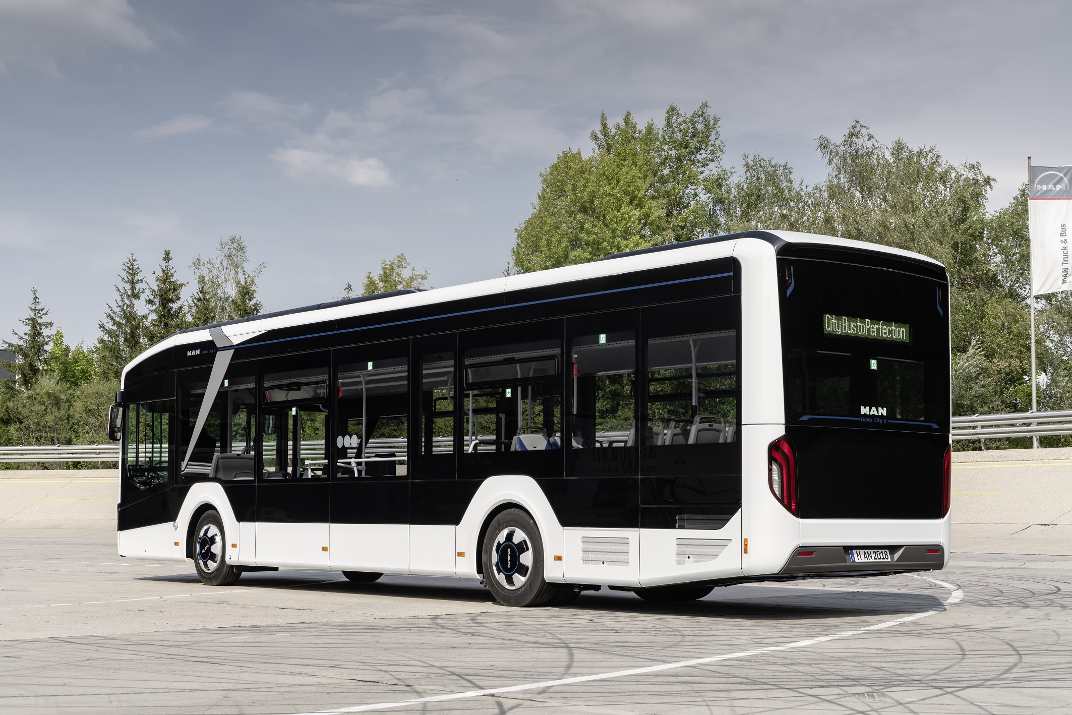 Pohled zezadu na nový elektrobus od MANu. (foto: MAN Truck & Bus)