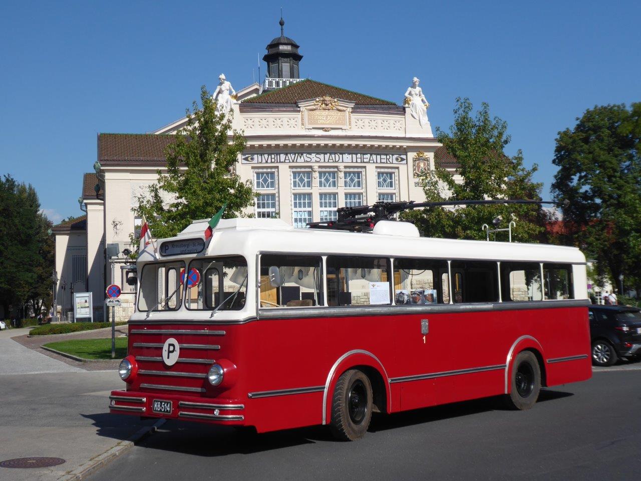 Trolejbus z roku 1944 (s upravenou karoserií z roku 1957) před městským divadlem. (foto: Gunter Mackinger)