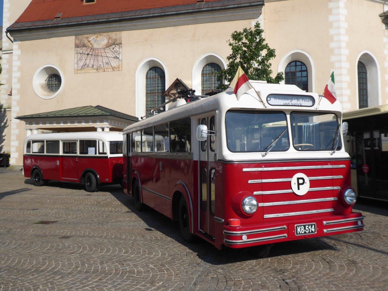 Restaurovaný trolejbus si odbyl premiéru na náměstí v Klagenfurtu v rámci oslav 70. výročí autobusové dopravy. (foto: Gunter Mackinger)